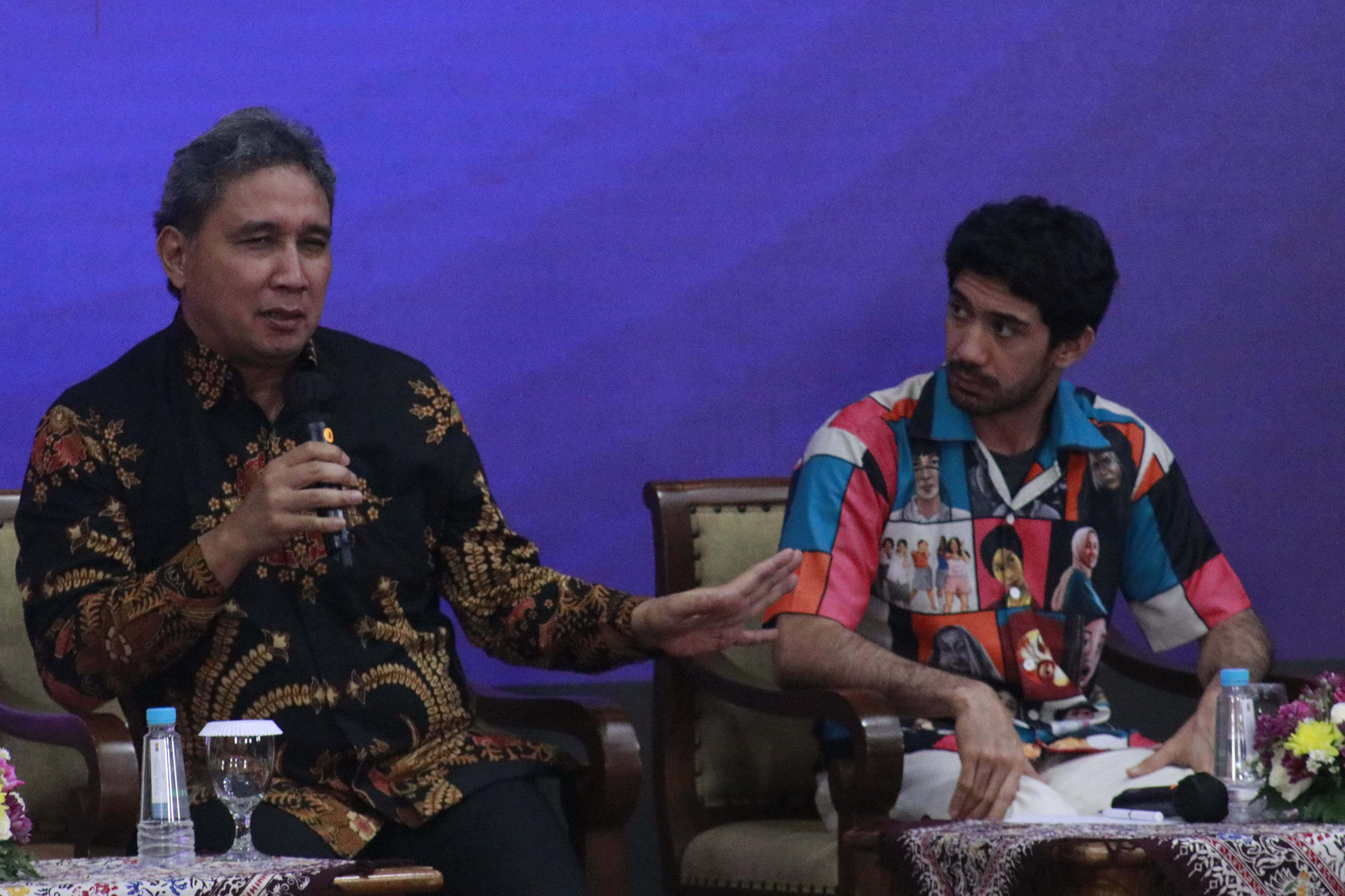 Direktur Jenderal Kebudayaan Kementerian Pendidikan, Kebudayaan, Riset, dan Teknologi (Kemendikbudristek) Hilmar Farid (kiri)