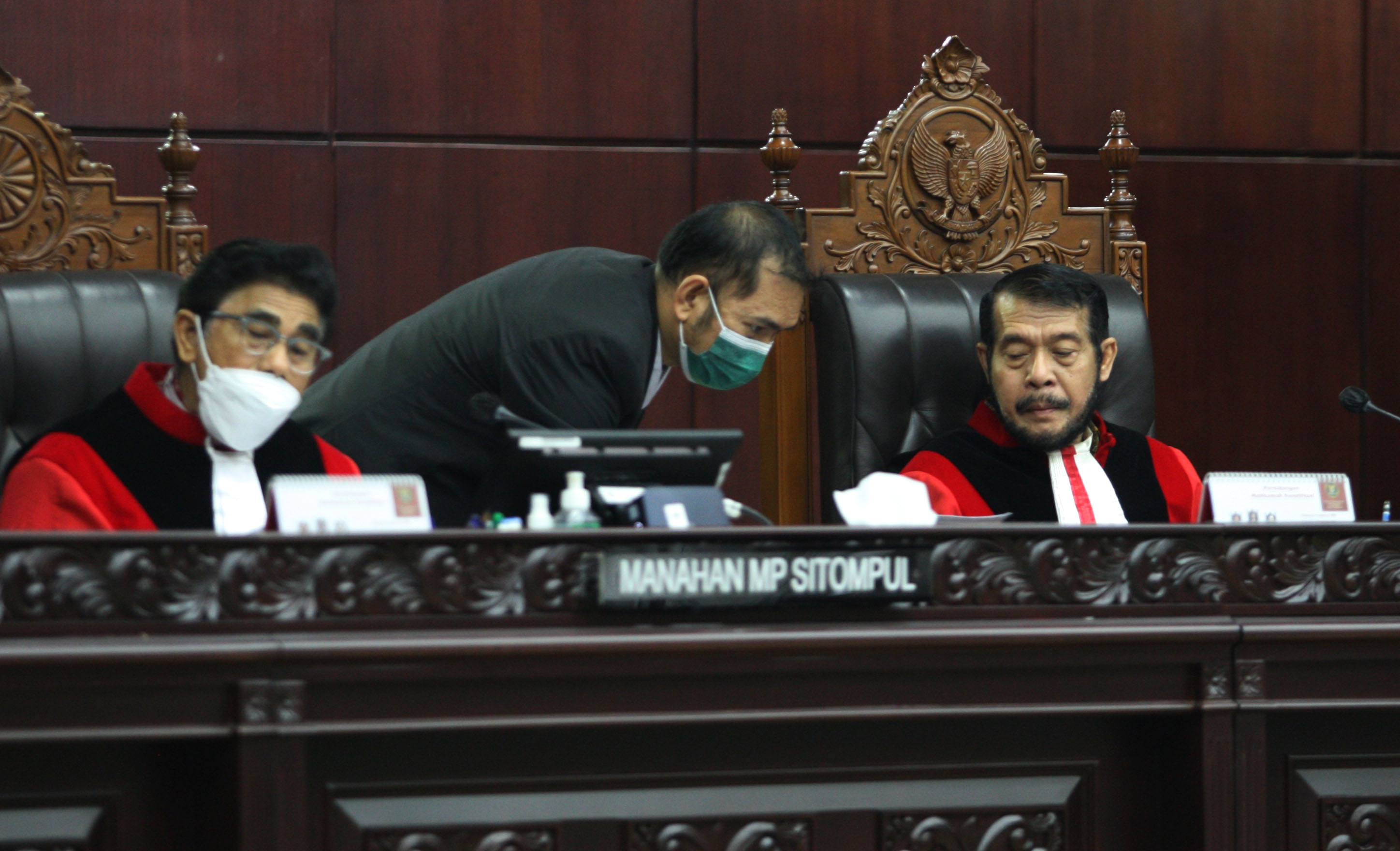 Ketua Hakim Konstitusi Anwar Usman (kanan), Hakim Konstitusi Manahan MP Sitompul (kiri) 