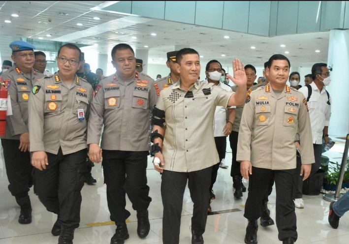 Kapolda Jambi Rusdi Hartono melambaikan tangan.