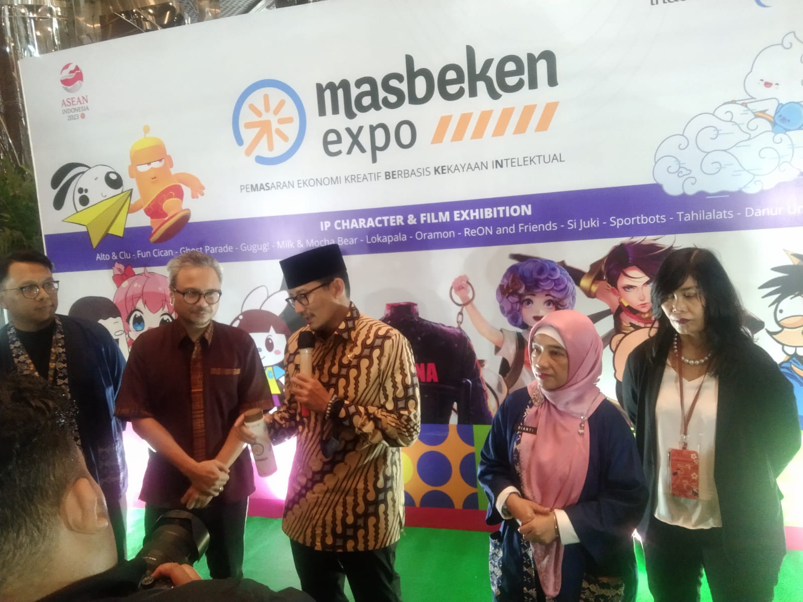 Menparekraf Sandiaga Uno meninjau Masbeken Expo, di Gedung Sapta Pesona, Kemenparekraf, Jakarta.