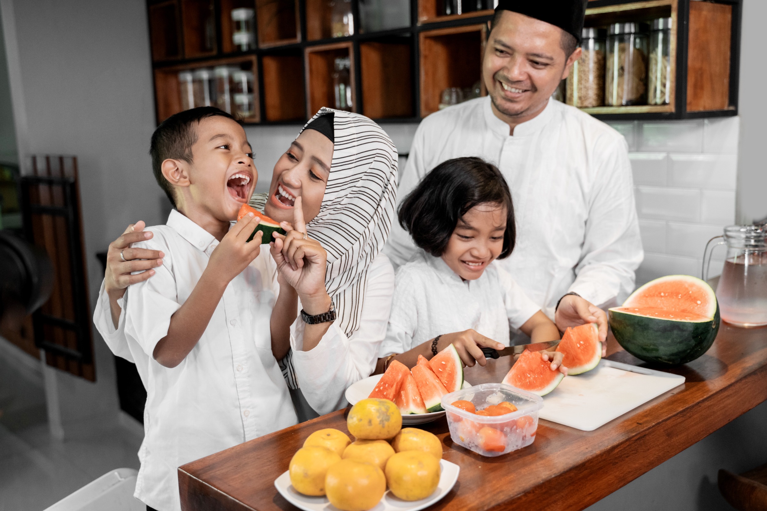 Perhatikan beberapa kiat sebelum mengajari anak berpuasa.