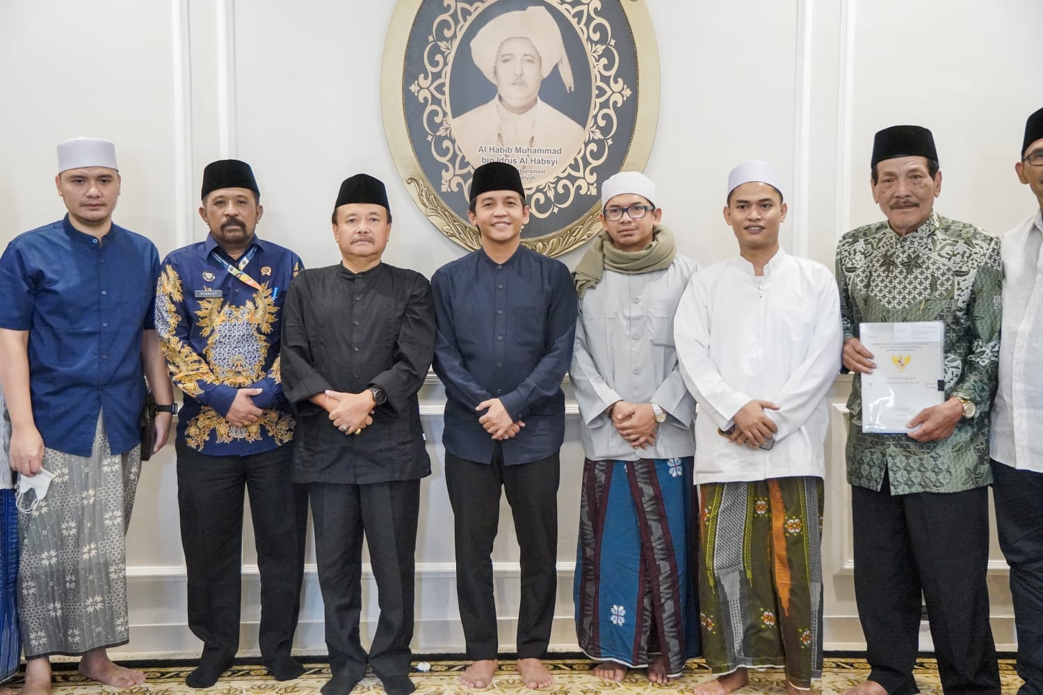 Wakil Menteri ATR/BPN, Raja Juli Antoni menyerahkan sertifikat tanah di Masjid Sunan Ampel