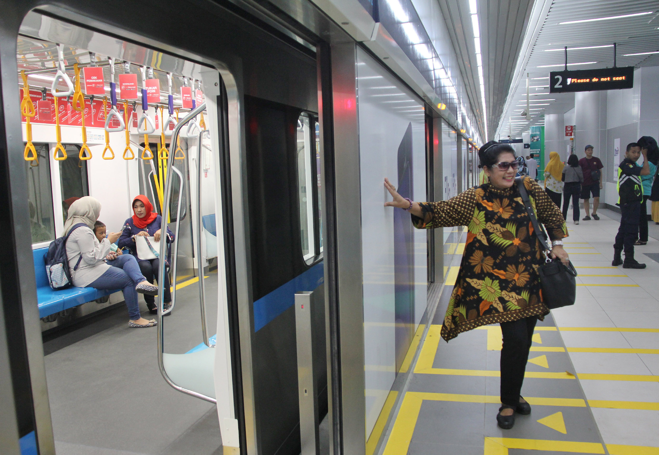 Seorang warga berswafoto di Stasiun MRT Bunderan HI, Jakarta Pusat.