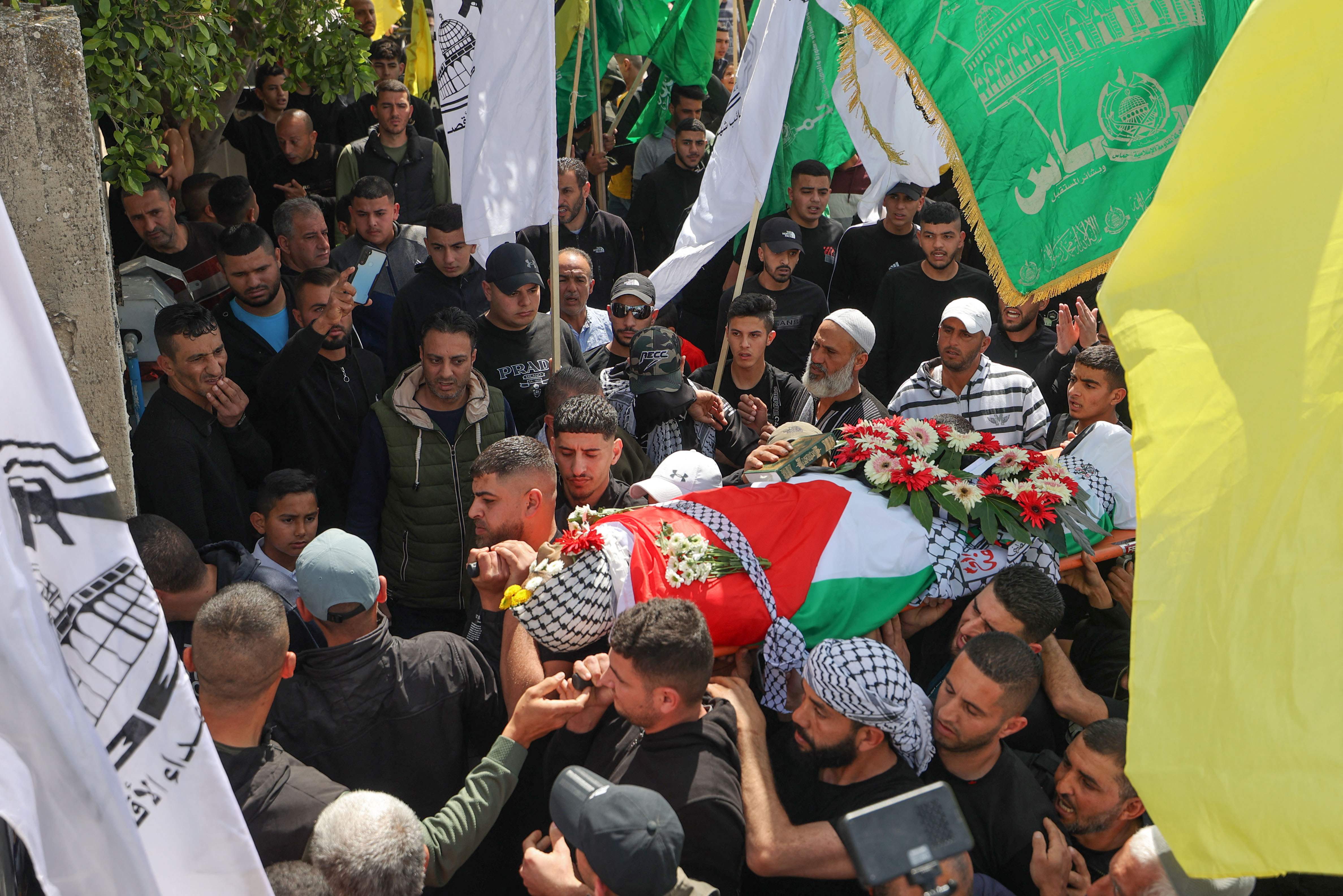 Warga Palestina mengusung jenazah Yazan Khasib yang mati ditembak pasukan Israel di Tepi Barat, Jumat (17/3).