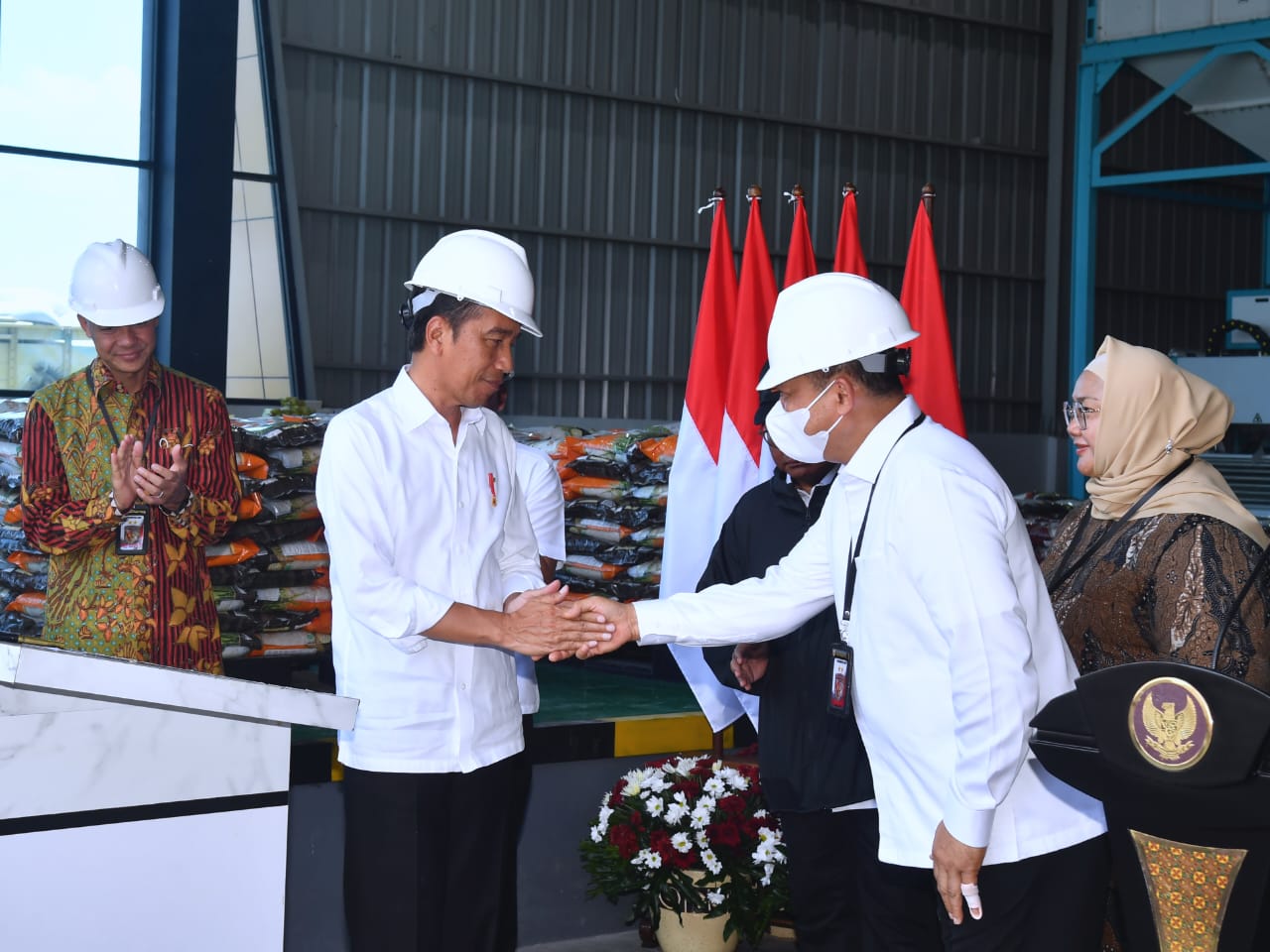 Presiden Joko Widodo bersalaman dengan Direktur Utama Perum Bulog Budi Waseso