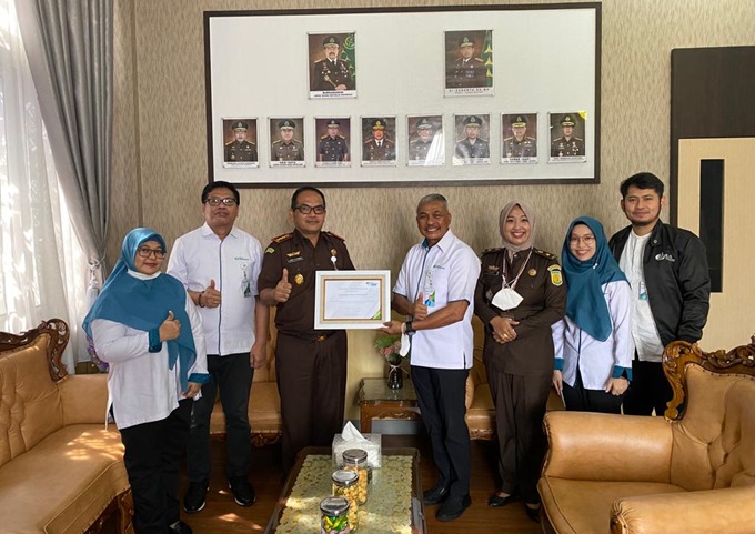 BPJS Ketenagakerjaan memberikan penghargaan kepada Kejaksaan Negeri Palembang