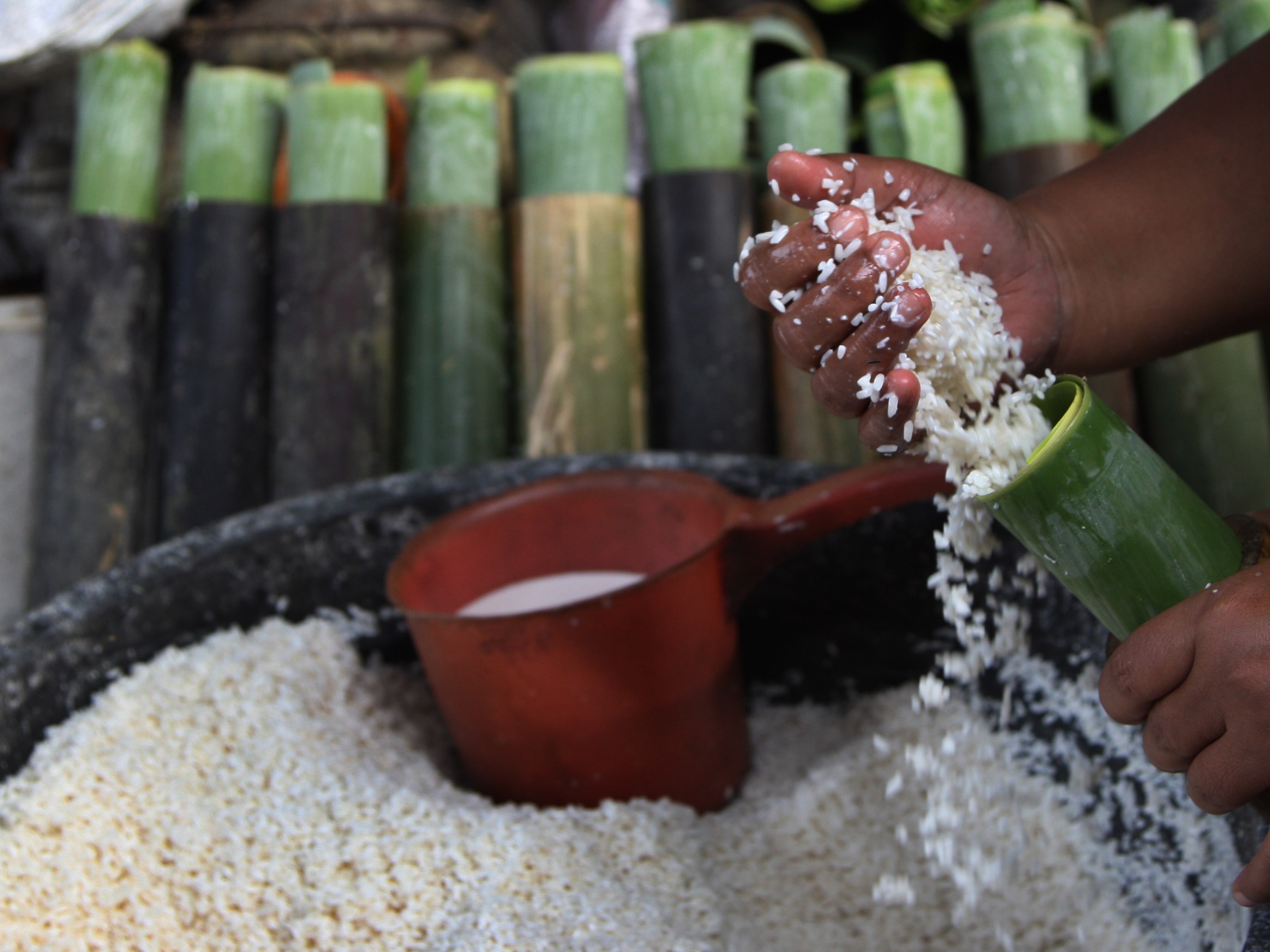 Pekerja menyelesaikan pembuatan lemang bambu sebagai menu takjil di Kramat Raya, Senen, Jakarta Pusat.