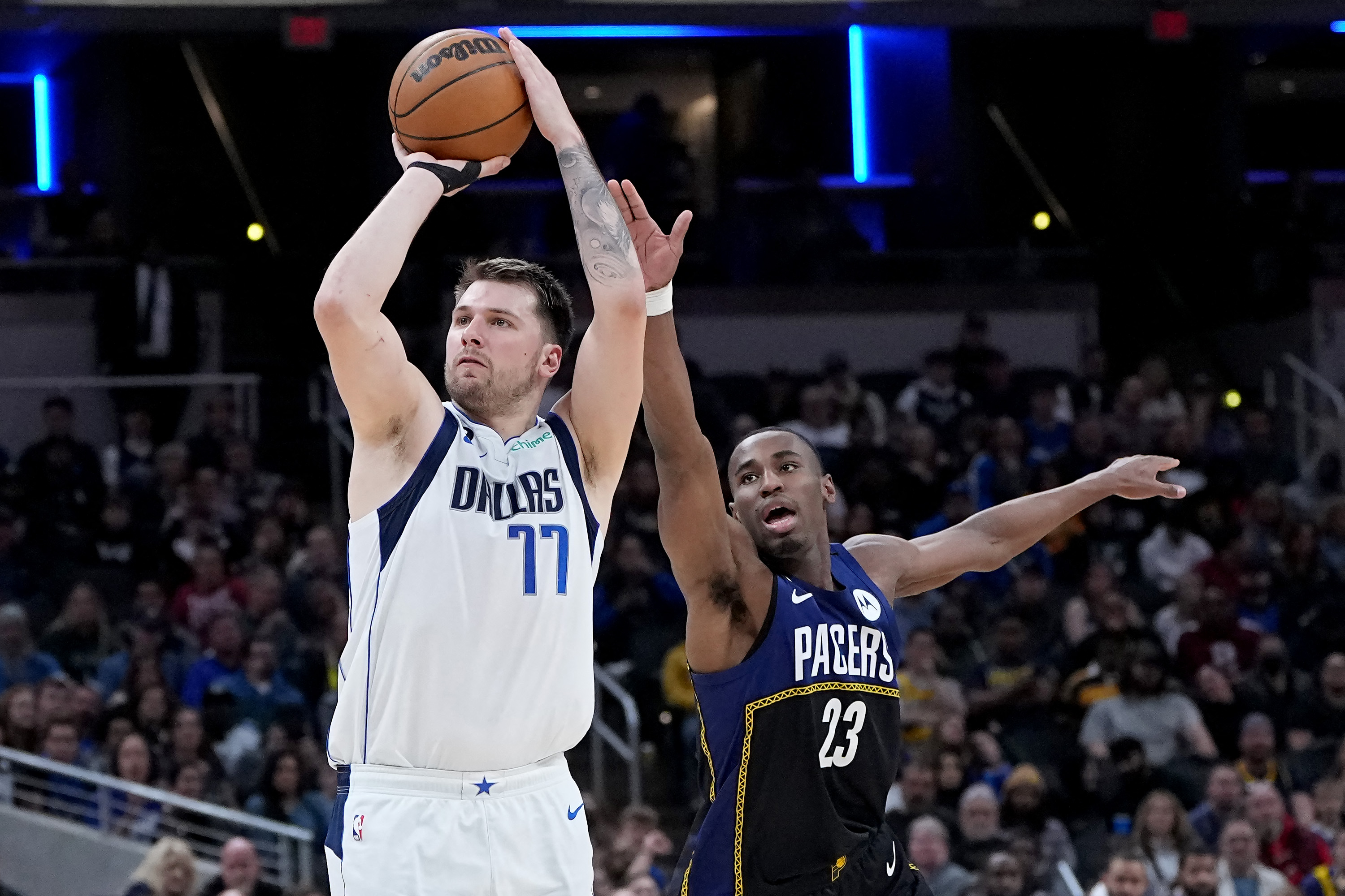 Bintang Dallas Mavericks Luka Doncic melepaskan tendangan dalam laga NBA melawan Indiana Pacers.