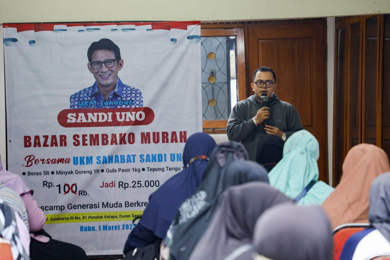 Relawan UKM Sahabat Sandi Uno menggelar bazar sembako murah untuk warga Duren Sawit, Jakarta Timur.