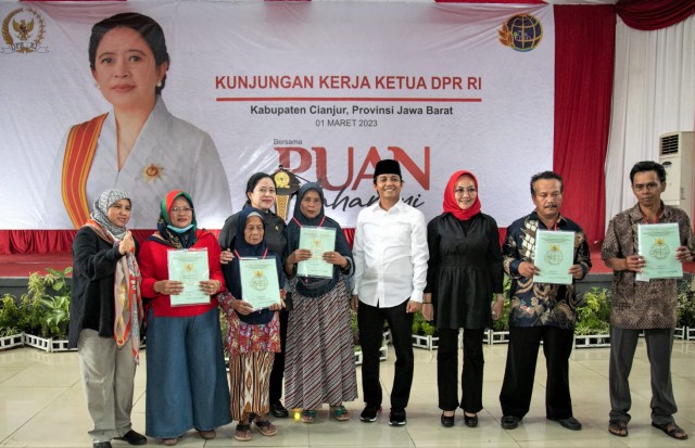 Ketua DPR RI Puan Maharani foto bersama usai menyerahkan 100 sertifikat tanah kepada warga Cianjur, Jawa Barat,.