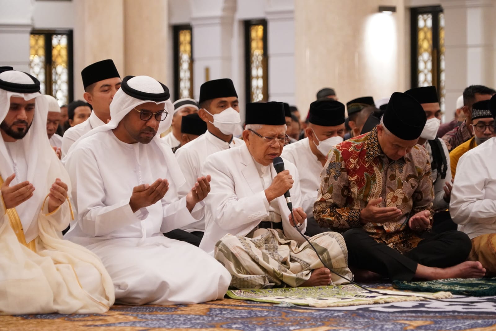 Wakil Presiden (Wapres) Ma'ruf Amin solat berjamaah di Masjid Raya Syekh Zayed Solo, Jawa Tengah, Rabu (1/3).