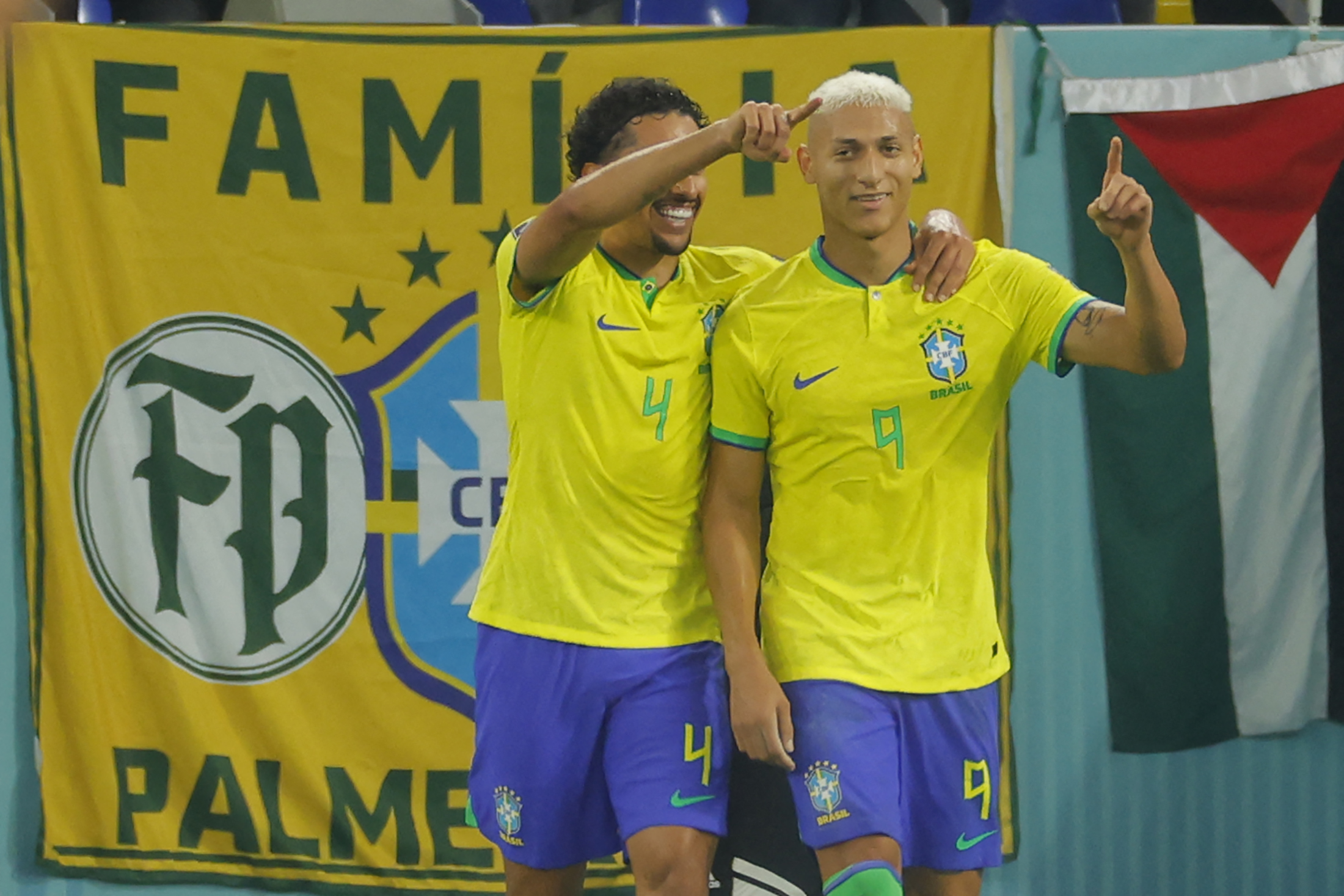 Duet pemain Brasil Richarlison (kanan) dan Marquinhos usai mencetak gol di 16 besar Piala Dunia 2022 melawan Korsel.