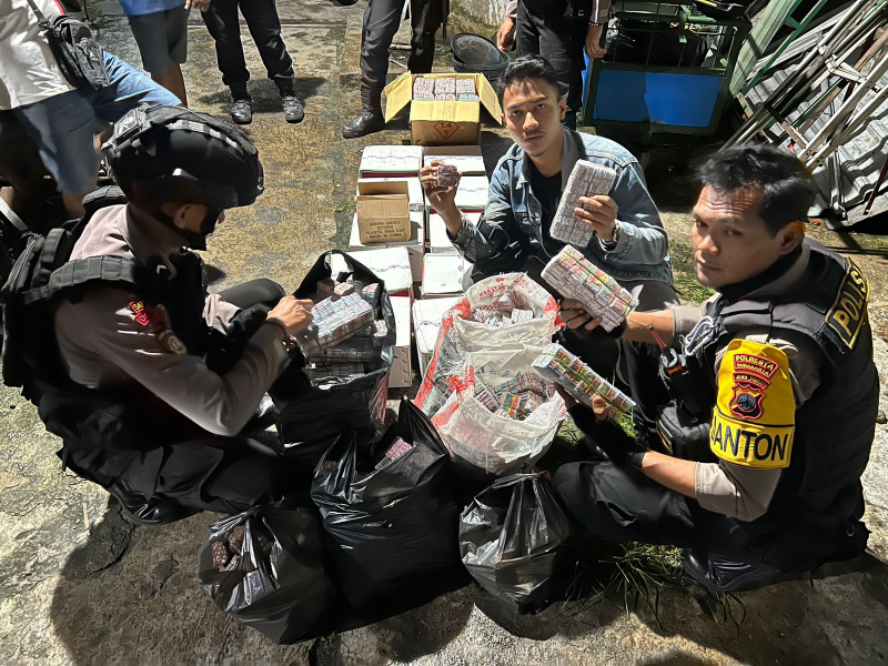 Tim Gabungan Samapta, Reskrim, dan Intelkam sita 22.400 petasan di sebuah toko kembang api di Kampung Sewu. 
