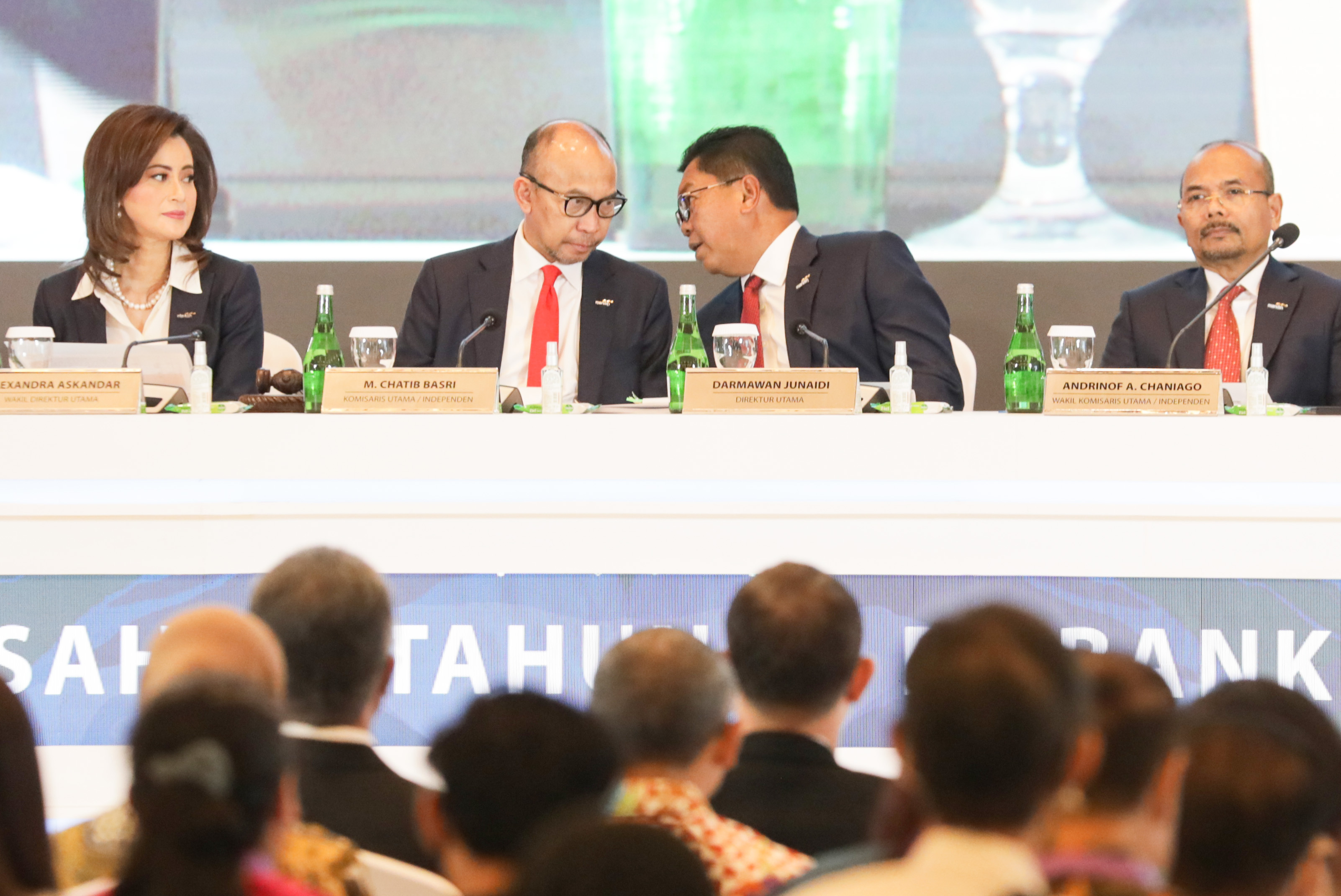Komisaris Utama Bank Mandiri M Chatib Basri (dua dari kiri) dan Direktur Utama Bank Mandiri Darmawan Junaidi (tengah) saat RUPST 2023.