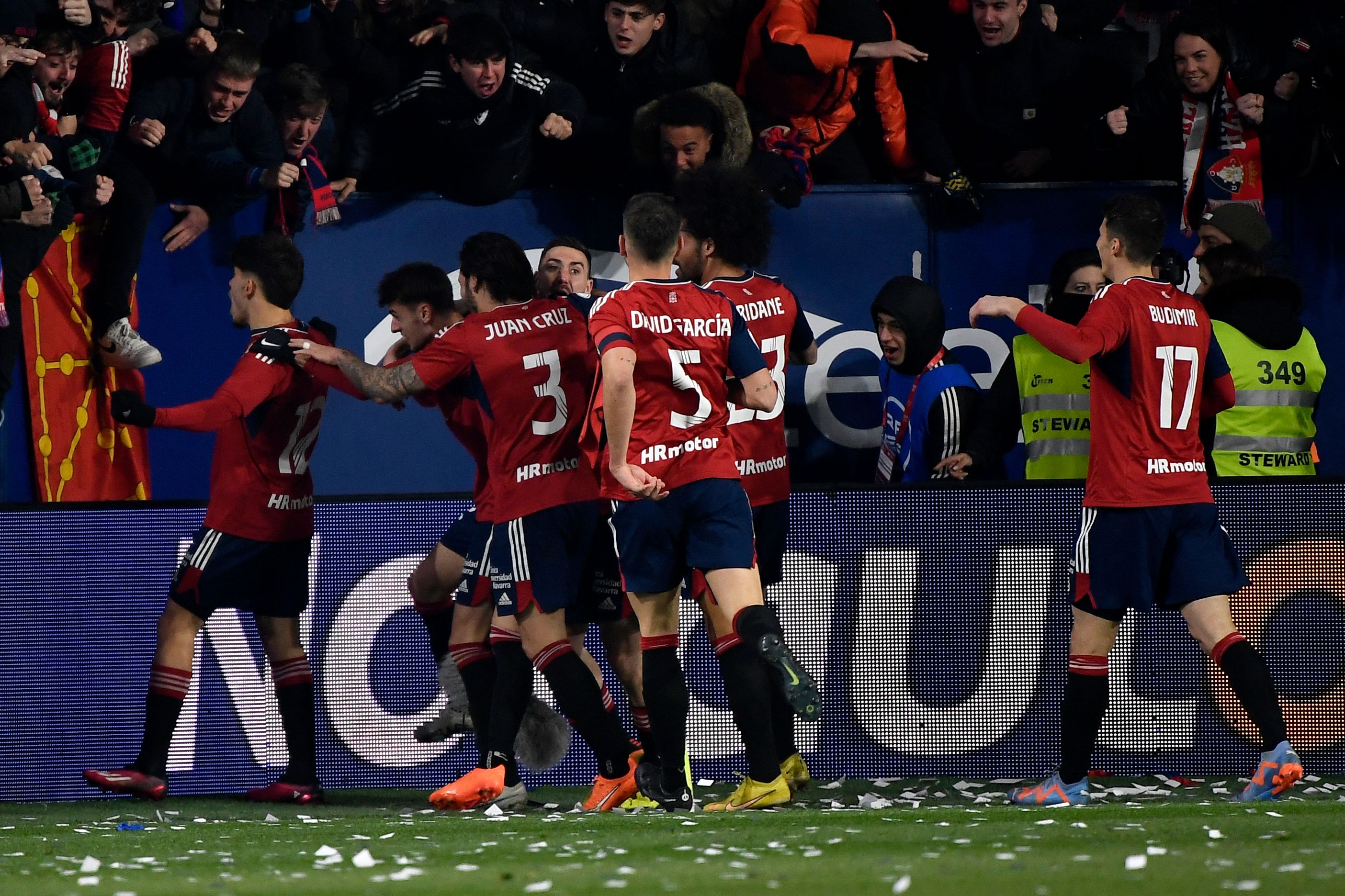 Para pemain Osasuna melakukan selebrasi usai mencetak gol ke gawang Athletic Bilbao di laga leg pertama semifinal Copa del Rey.