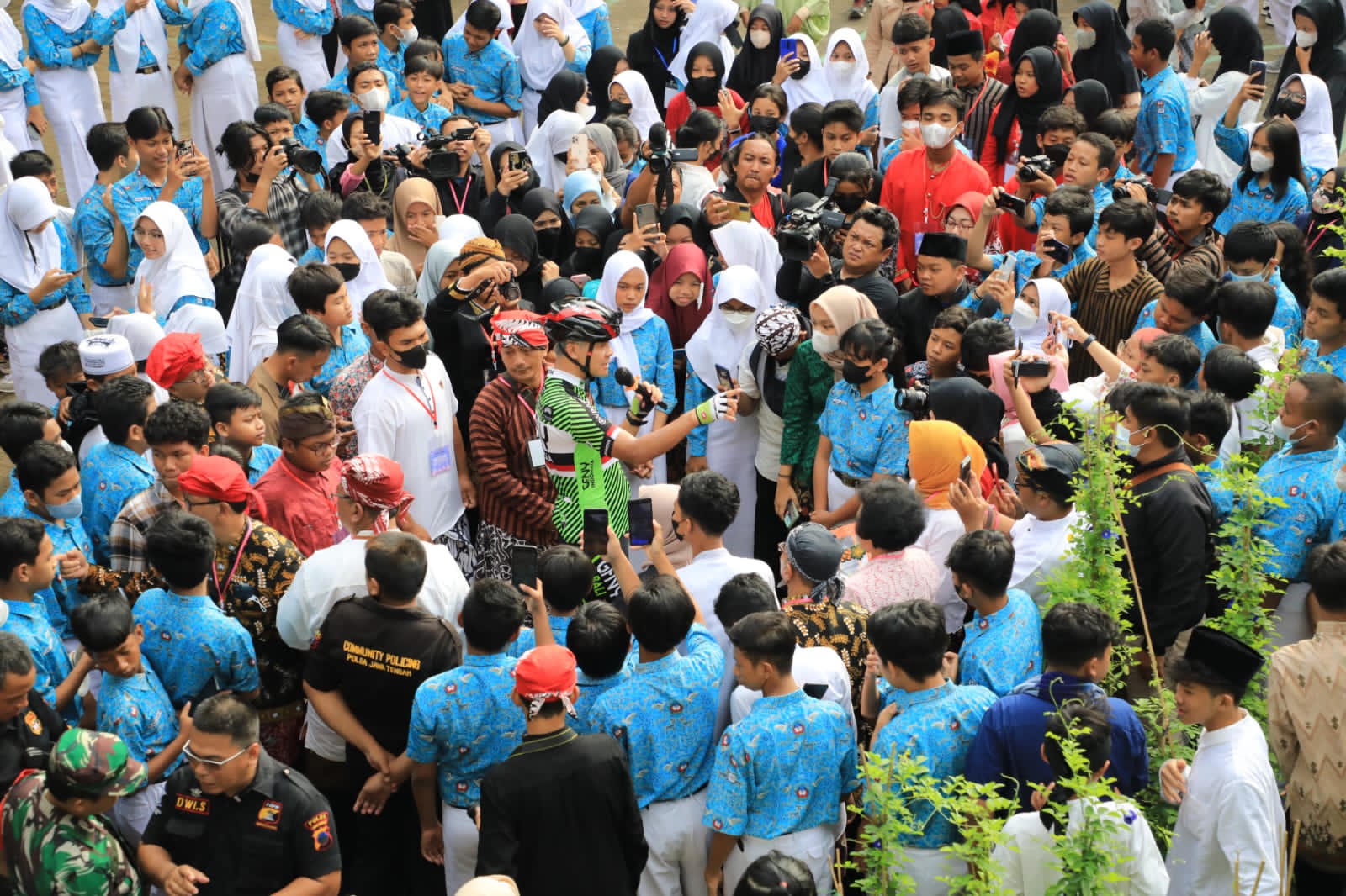 Gubernur Jawa Tengah Ganjar Pranowo, mengunjungi SMP Negeri 30, yang tengah panen hasil belajar dan petik urban farming, Kamis (16/3/2023)
