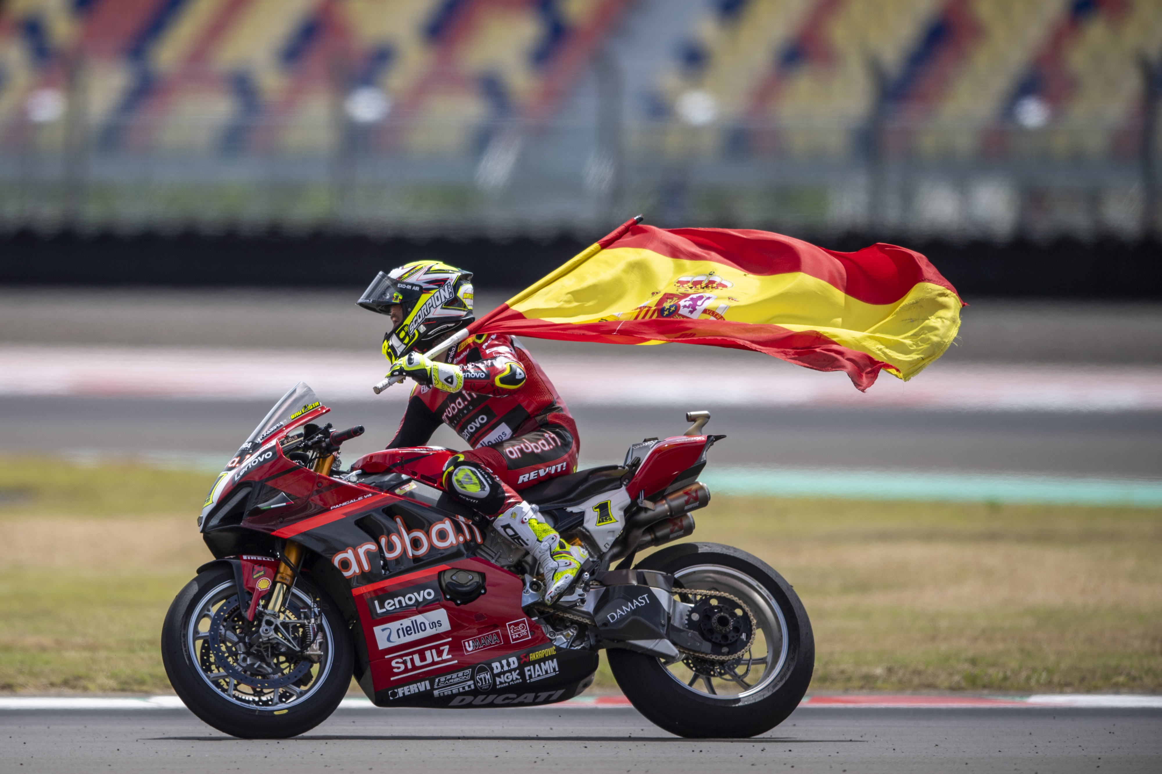 Pebalap Aruba.it Racing-Ducati Alvaro Bautista memacu kecepatan saat Race 1 WSBK 2023 di Pertamina Mandalika International Street Circuit