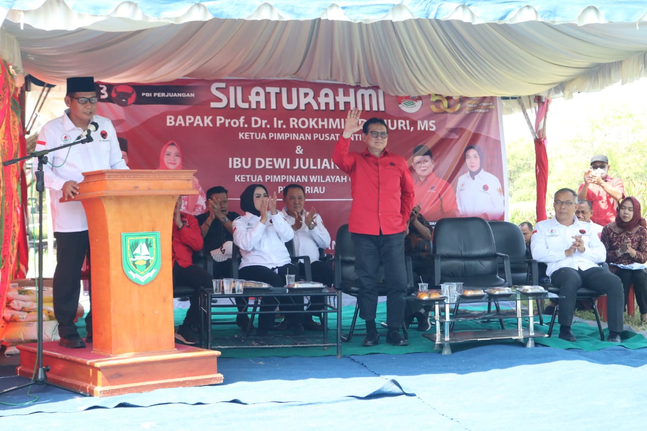 Ketua Umum Pimpinan Pusat Gerakan Nelayan Tani Indonesia (GNTI), Prof. Dr.Ir.Rokhmin Dahuri, MS saat melantik pengurus GNTI di Pekanbaru.