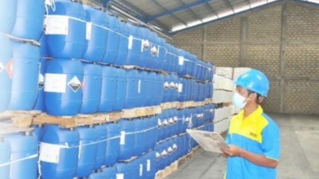 Pekerja menghitung persediaan di gudang milik KKES. 