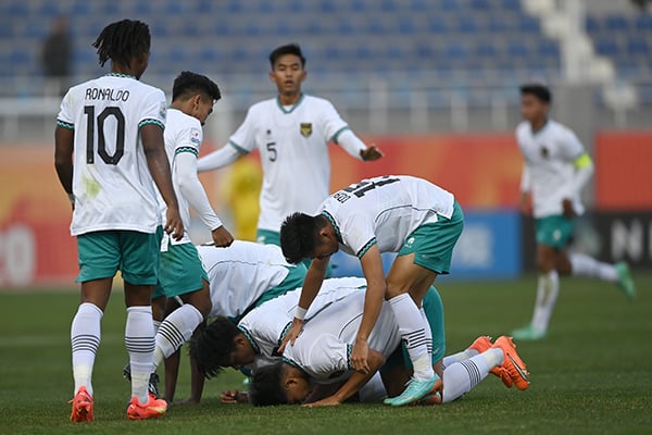 Pemain Timnas U-20 Indonesia Hokky Caraka (bawah) melakukan sujud seusai berhasil mencetak gol ke gawang Timnas U-20 Suriah.