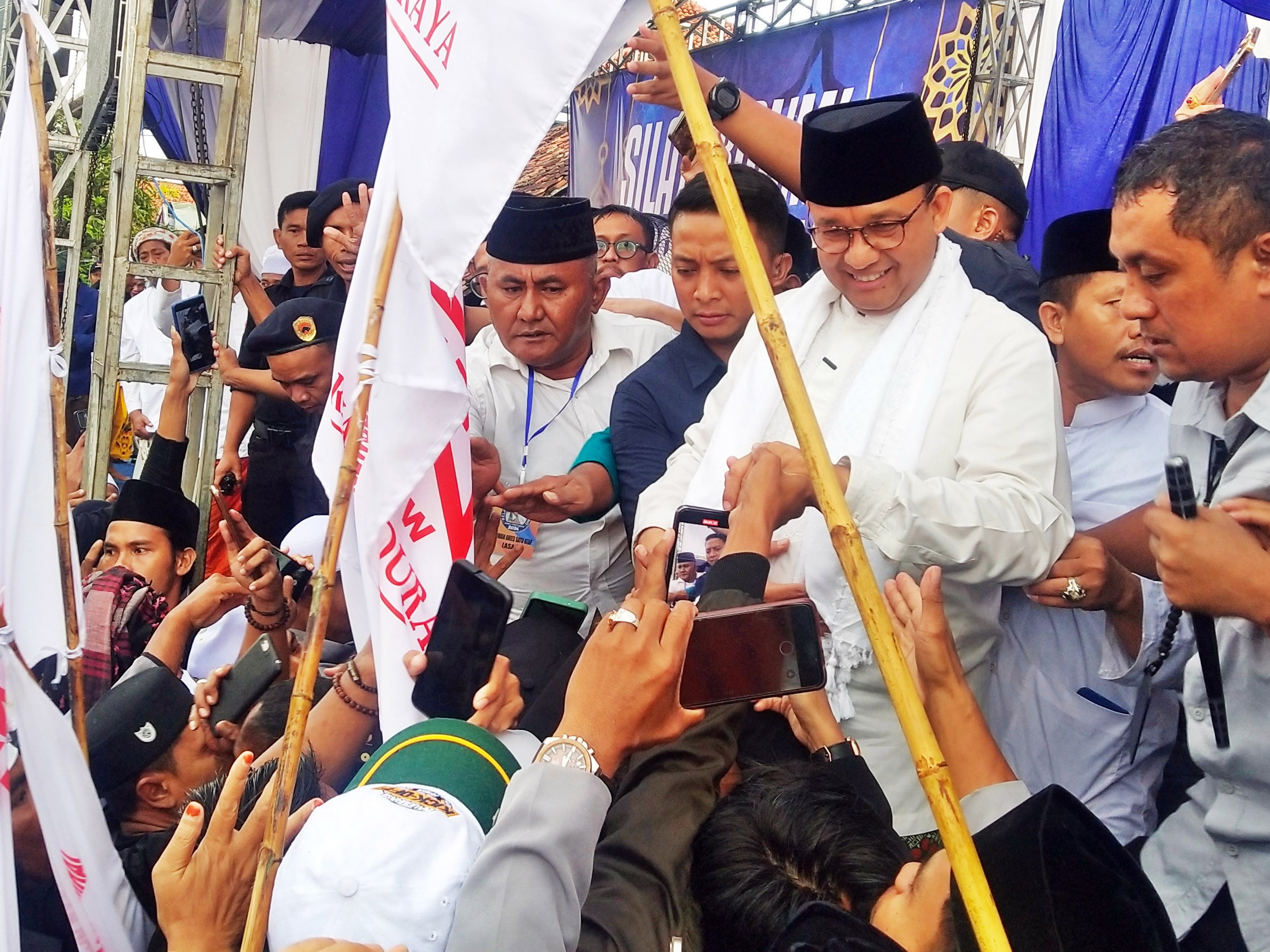 Warga menyalami calon presiden Koalisi Perubahan, Anies Baswedan, saat berkunjung ke Pondok Pesantren Attaroqqi.