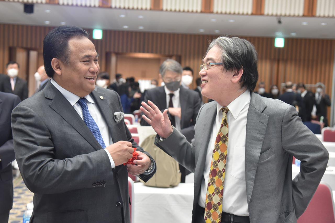 Wakil Ketua DPR RI Bidang Korinbang, Rachmat Gobel (kiri) berdialog dengan seorang pengusaha Jepang.  