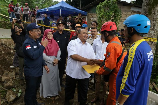  Ketua DPRD Kota Bogor, Atang Trisnanto bersama tim DPRD Kota Bogor mengunjungi lokasi longsor di Kelurahan Empang, Kota Bogor sekaligus mem