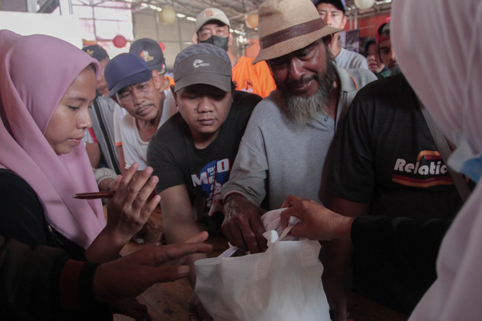 Sukarelawan Jawara Sandi Uno menggelar bazaar sembako murah di Bekasi