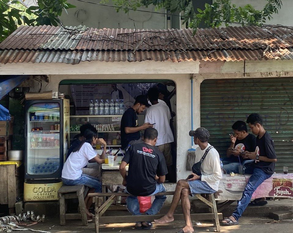 Ganjar Milenial Center (GMC) Jabodetabek mengecat Warung Kopi Bung Benoks yang ada Jalan Cipinang Besar, Kecamatan Jatinegara, Jakarta Timu