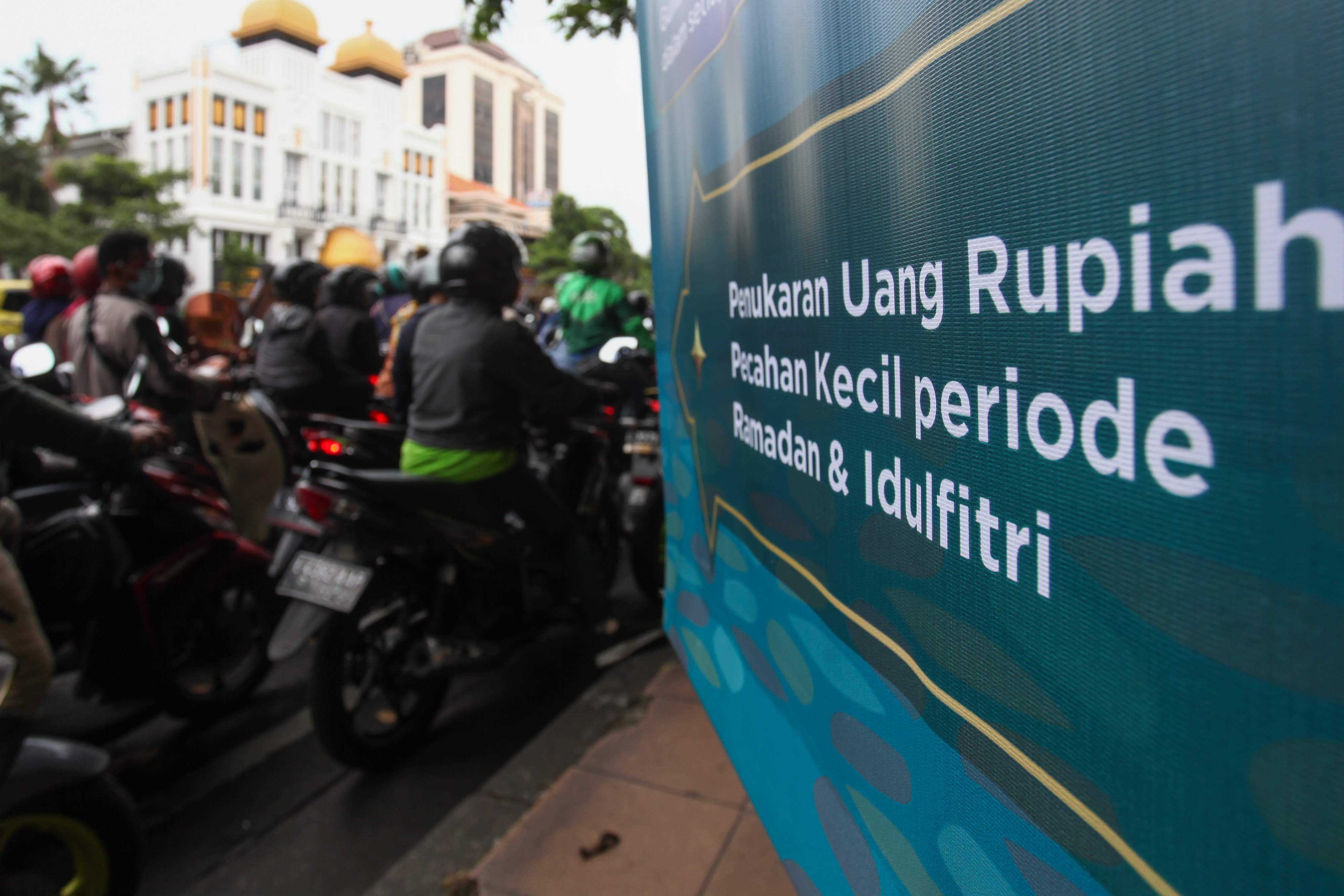 Warga antre menukarkan uang pecahan baru yang dilayani Bank Indonesia