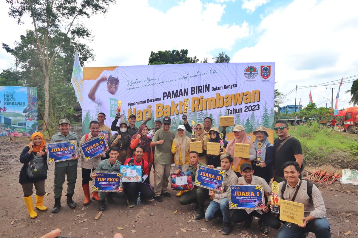 Gubernur Kalimantan Selatan Sahbirin Noor memimpin penanaman pohon di lokasi forest city kedua di Kota Banjarbaru
