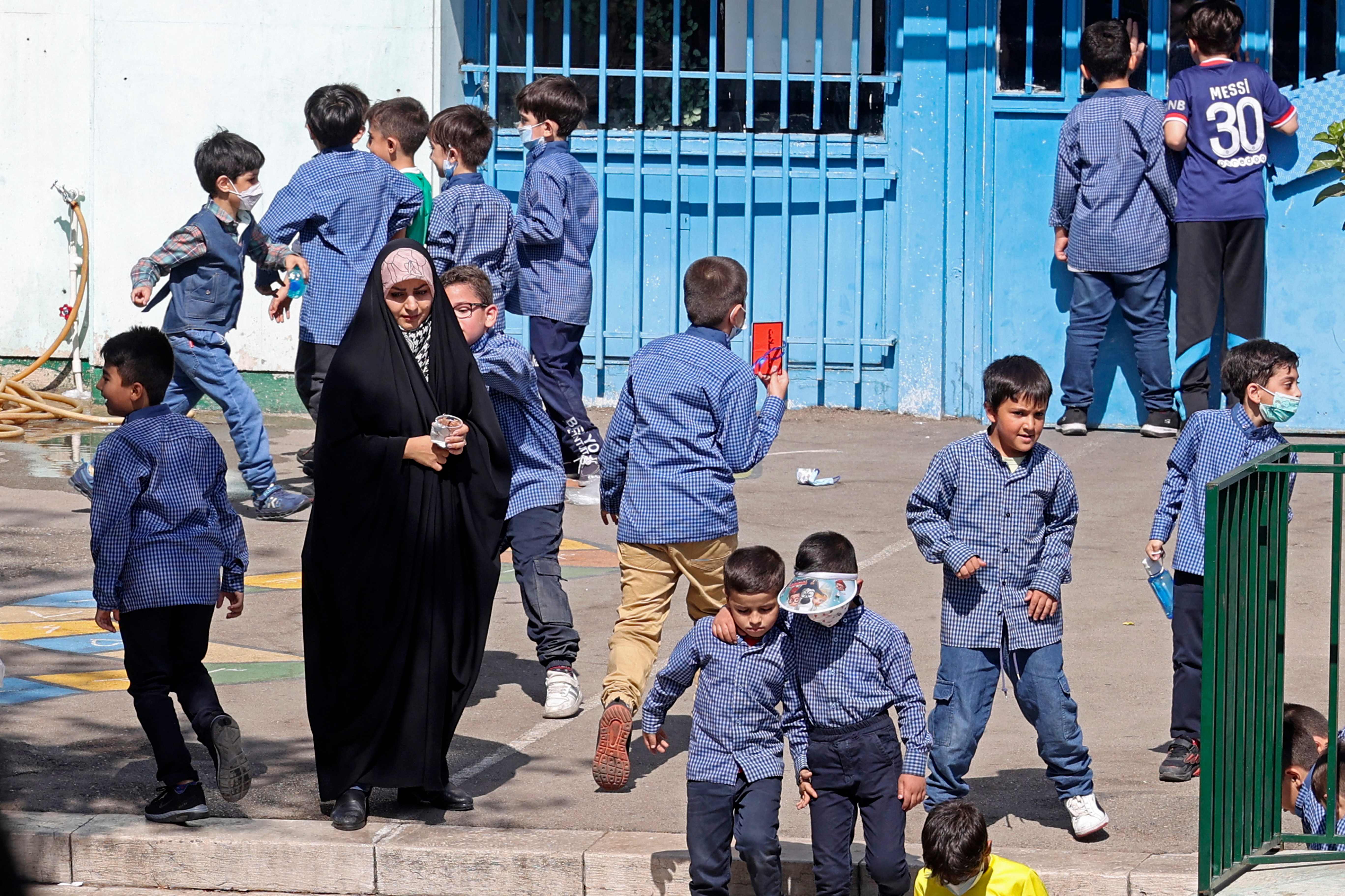 Anak-anak bermain di sebuah sekolah di Tehran, Iran.