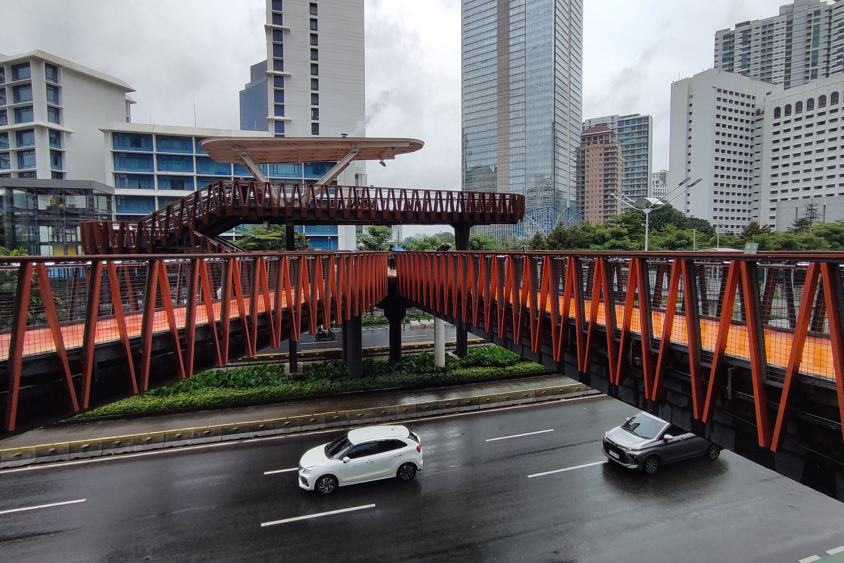  Suasana jalan protokol dan jalur pejalan kaki di kawasan Sudirman-Thamrin, Minggu (12/2/2023).