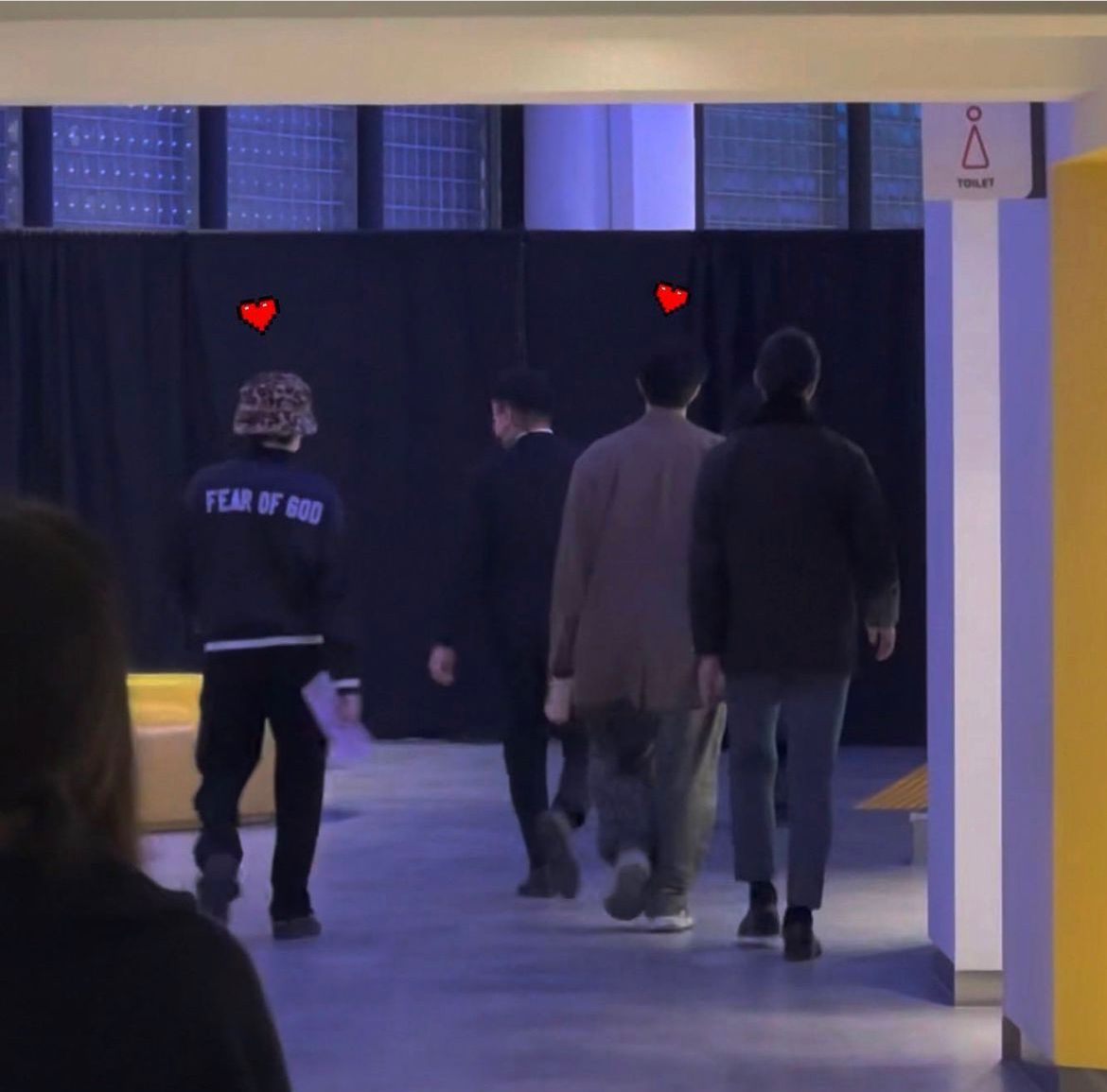 Empat member BTS, RM, Suga, Taehyung dan Jungkook berjalan memasuki venue koser Harry Style di Soul, KOrea Selatan Senin (20/3/2023)