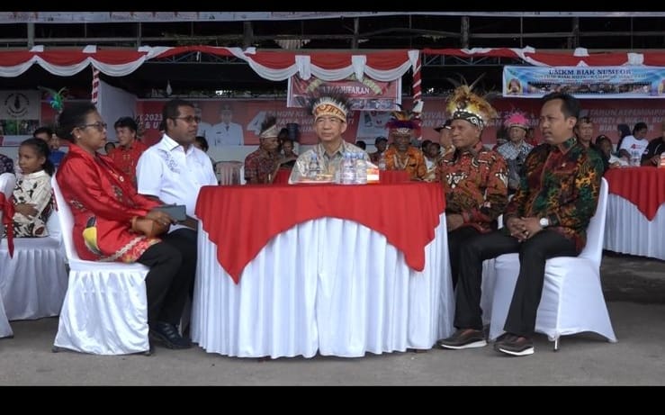 Bupati Biak Numfor Herry Ario Naap (baju putih) bersama Forkompimda Kabupaten Biak menyaksikan Festival Budaya Biak.