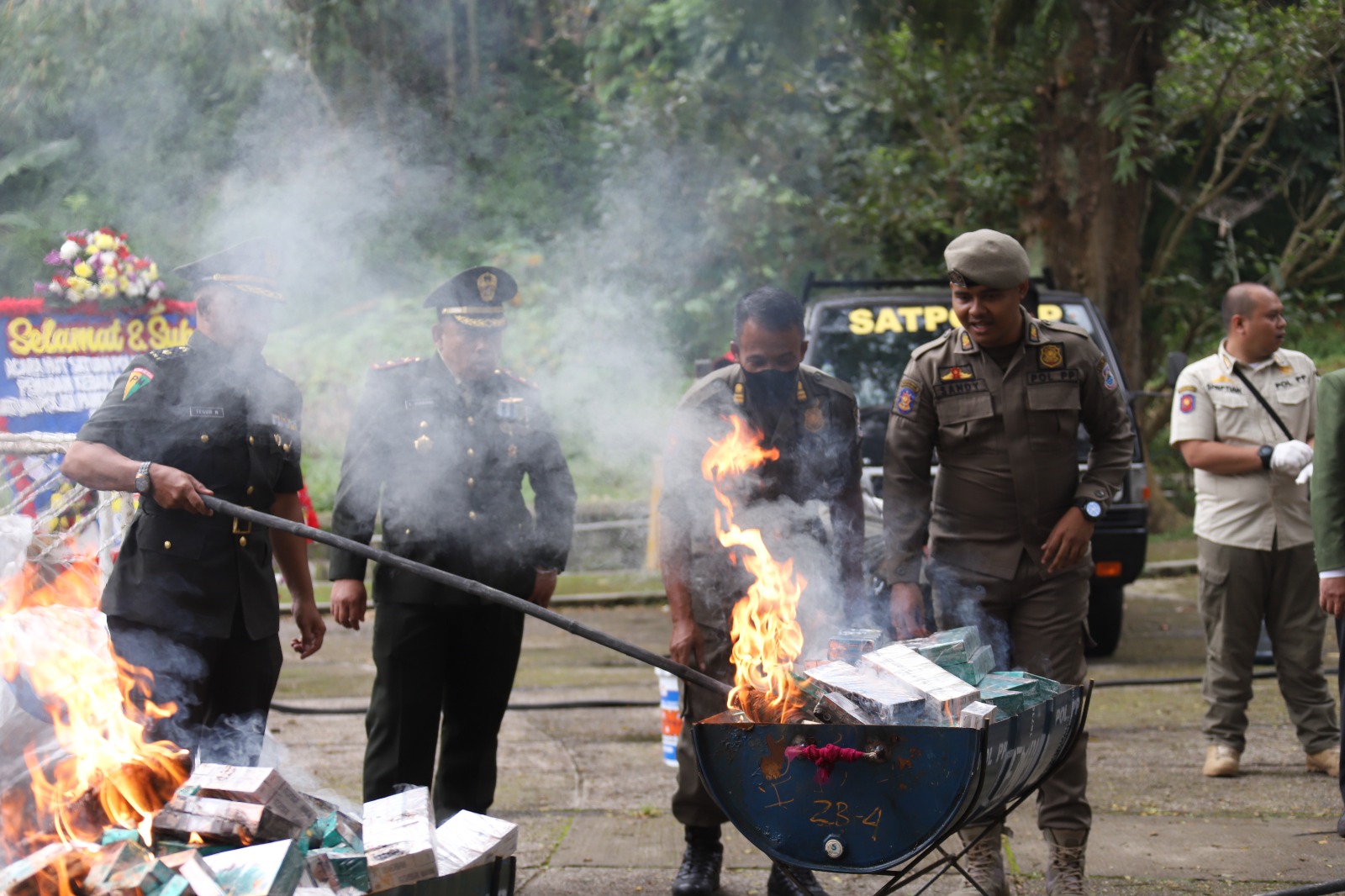 Pemusnahan ratusan ribu batang rokok ilegal di Kota Cimahi, Jawa Barat, Rabu (15/3). 