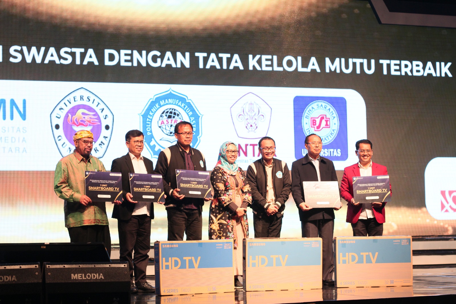 Pemberian penghargaan bagi perguruan tinggi pada Rapat Koordinasi Daerah (Rakorda) LLDikti Wilayah III 2023.