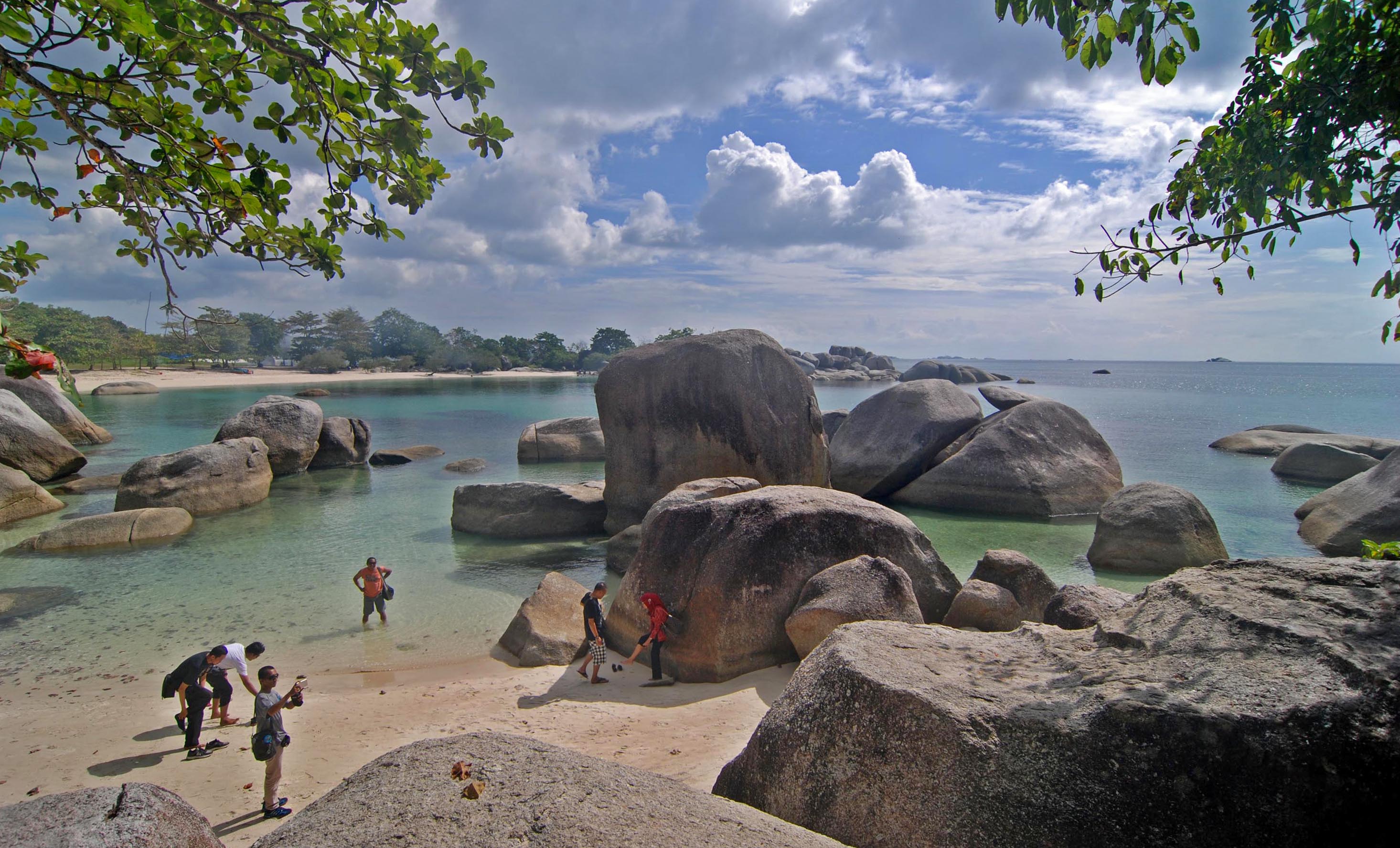  Sejumlah wisatawan berkunjung di Pantai Tanjung Tinggi, Sijuk, Kabupaten Belitung, Bangka Belitung, Rabu (20/7). 