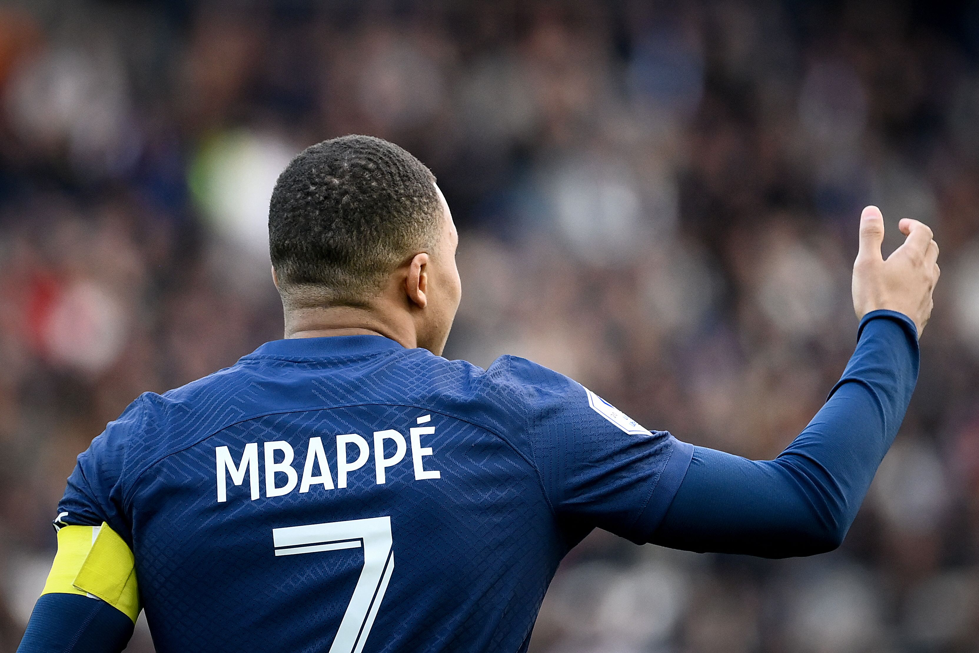Kylian Mbappe menggunakan ban kapten saat memperkuat PSG.
