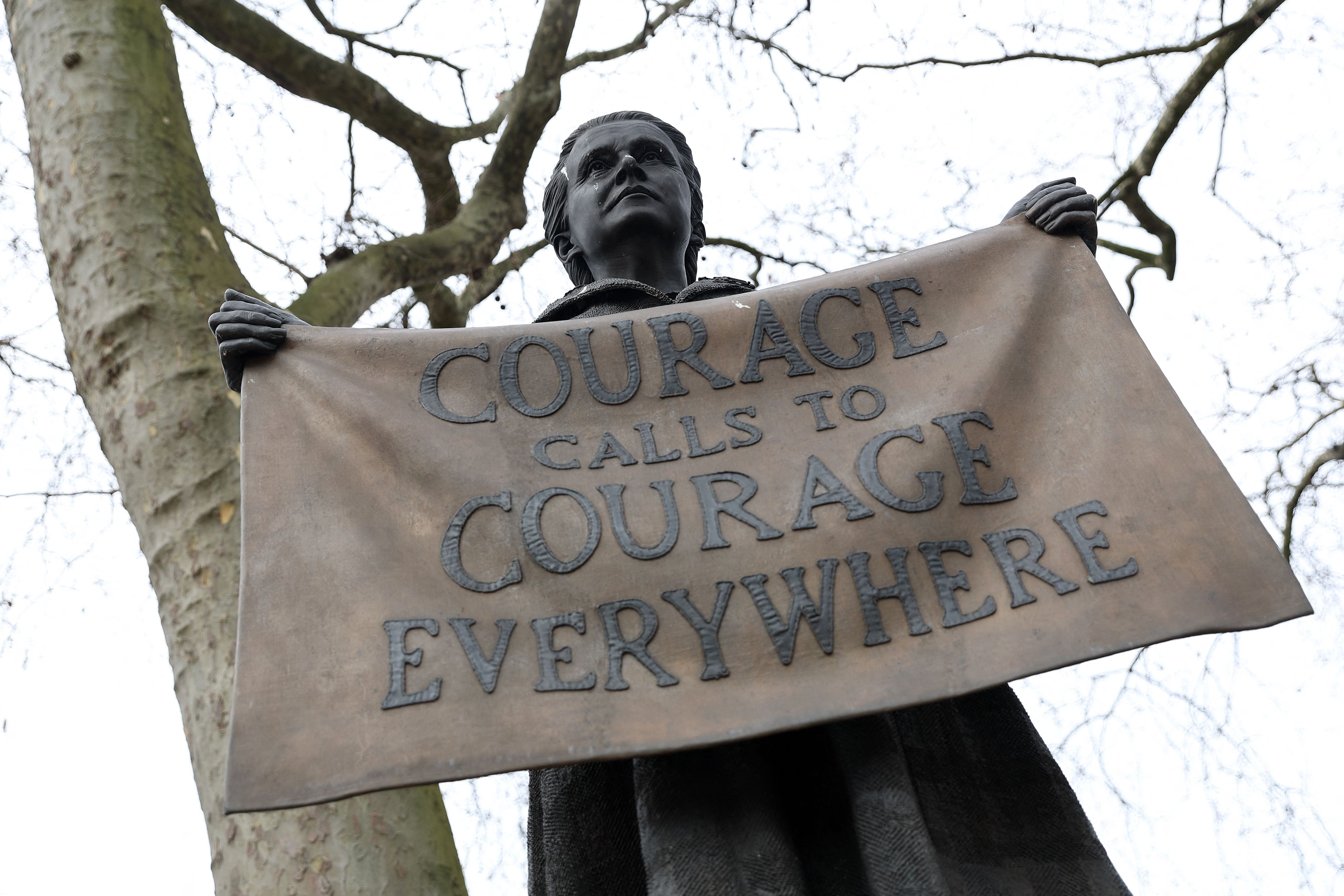 Patung Millicent Fawcett, tokoh pejuang hak suara perempuan di Inggris. 