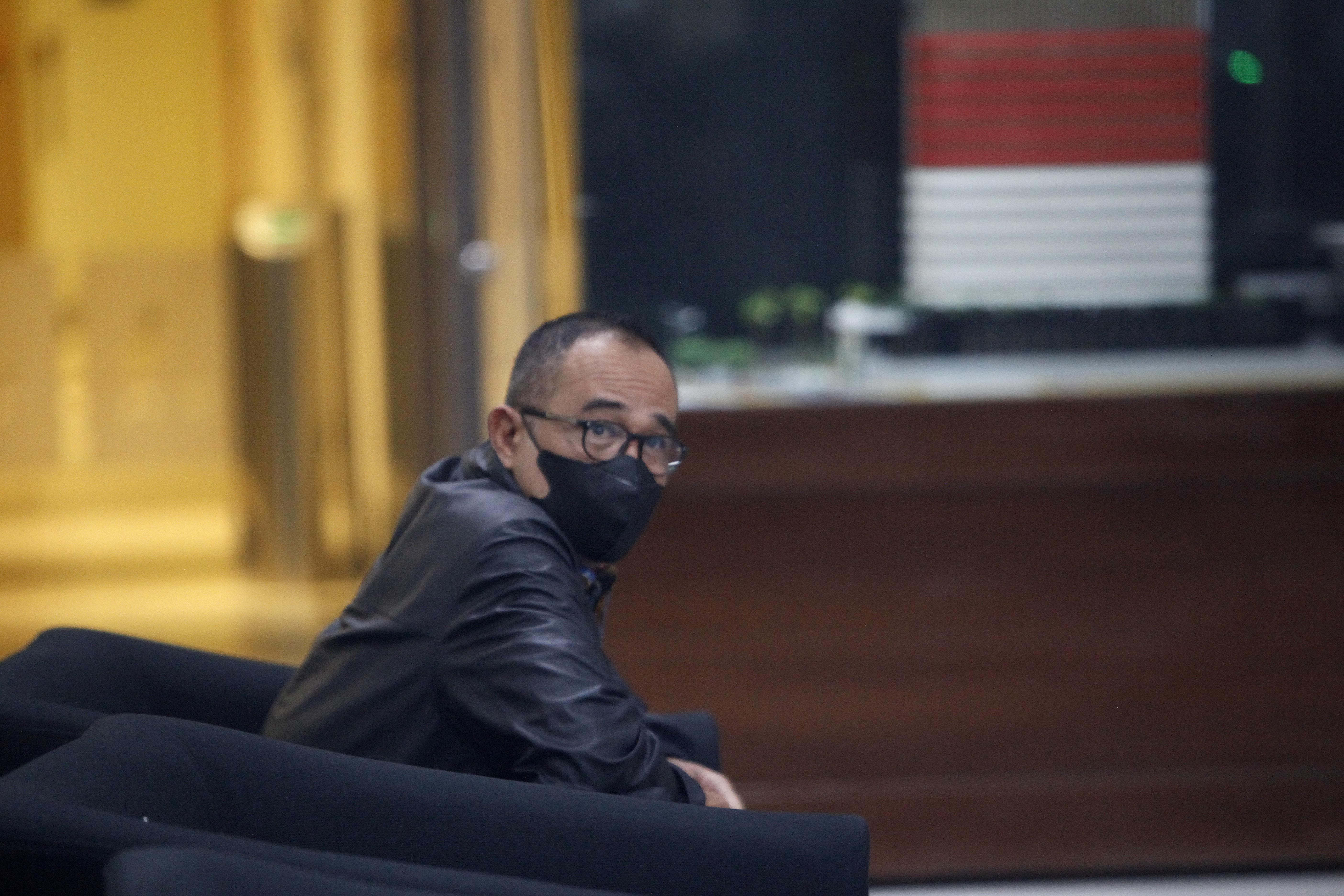 Mantan Kabag Umum Kanwil DJP Jakarta Selatan II, Rafael Alun Trisambodo, saat mendatangi gedung KPK.