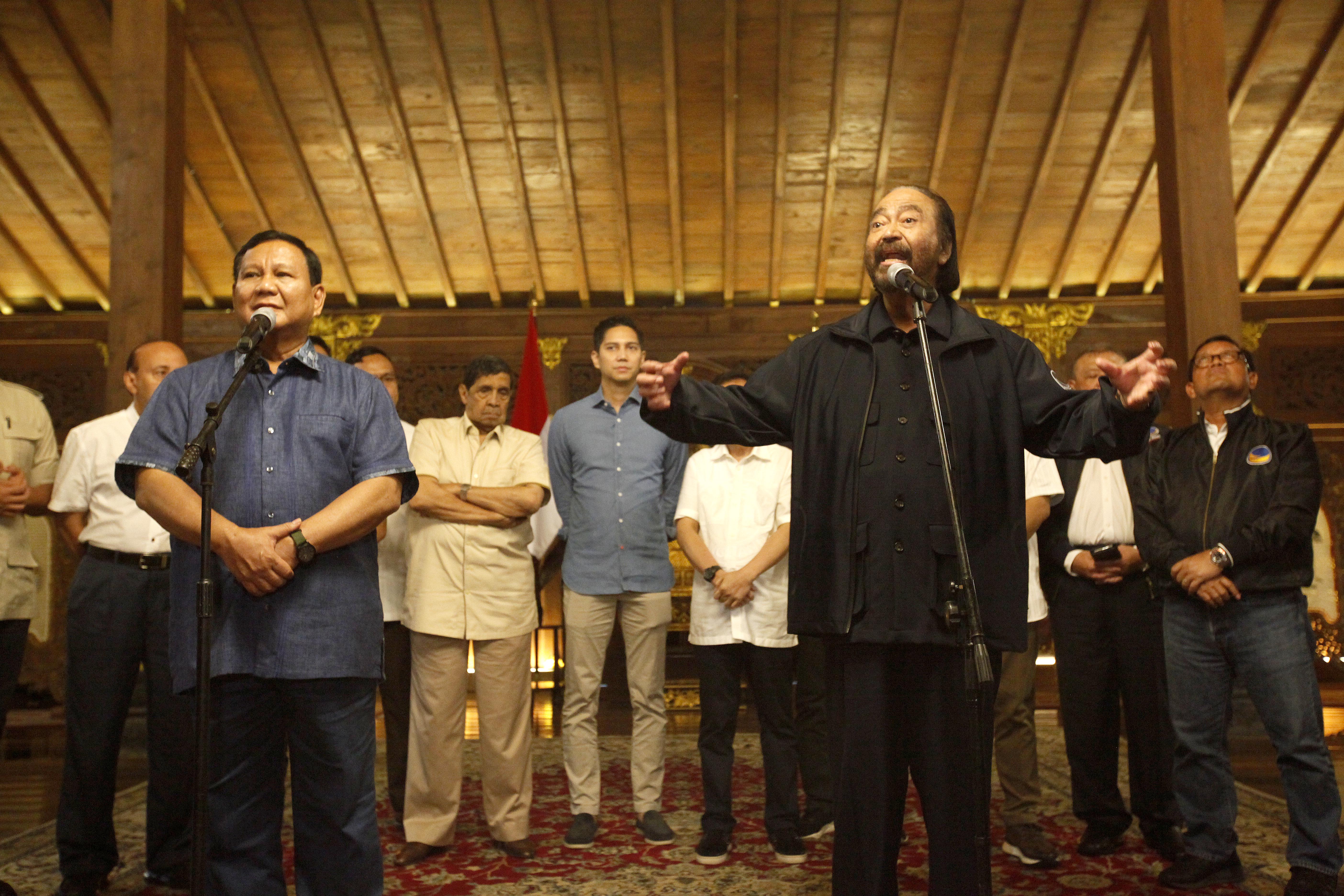 Ketum Gerindra Prabowo Subianto (kiri) dan Ketum Partai NasDem Surya Paloh (kanan) memberikan keterangan usai bertemu di Hambalang, Bogor. 