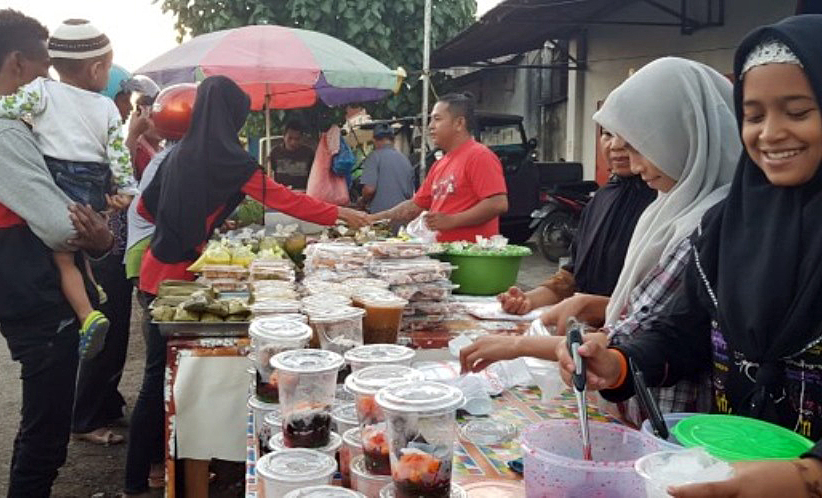 Warga menjual takjil di Kelurahan Beru, Kabupaten Sikka, Nusa Tenggara Timur 