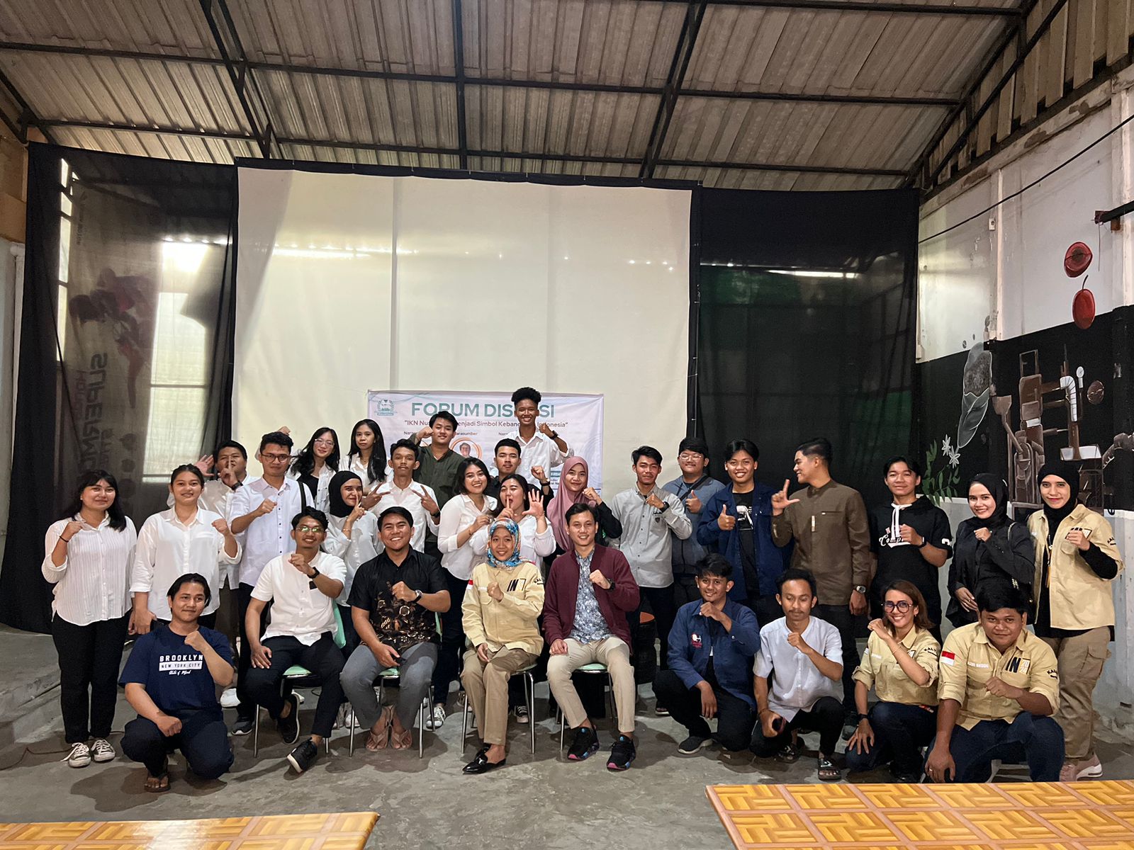 Para pembicara dan peserta Seminar IKN Nusantara Menjadi Simbol Kebangkitan Indonesia yang digelar Forum Milenial Nusatara di Samarinda. 