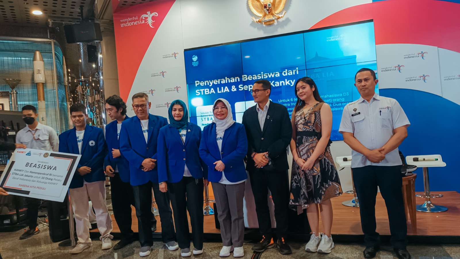 Sandiaga Serahkan Beasiswa Kolaborasi Kanky-STBA LIA ke Pelaku Ekonomi Kreatif