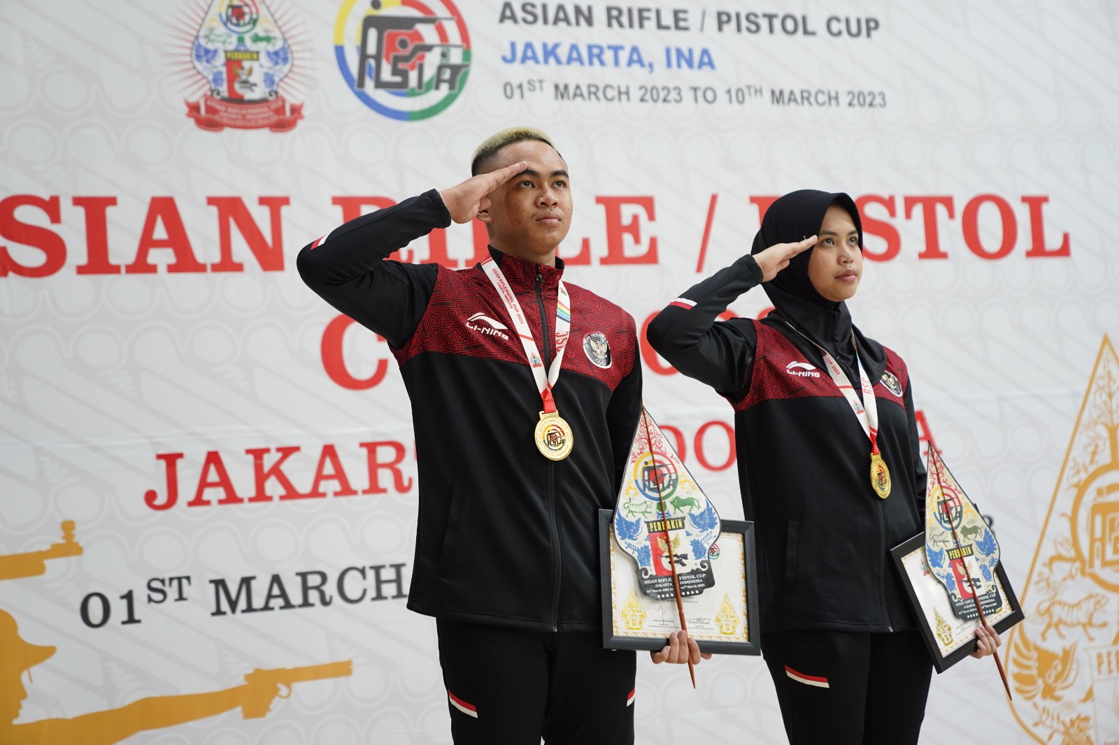 Afif Izzuddin (kiri) dan Audrey Zahra Dhiyaanisa (kanan) meraih emas nomor rifle 10 meter tim campuran Kejuaraan Menembak Piala Asia 2023. 