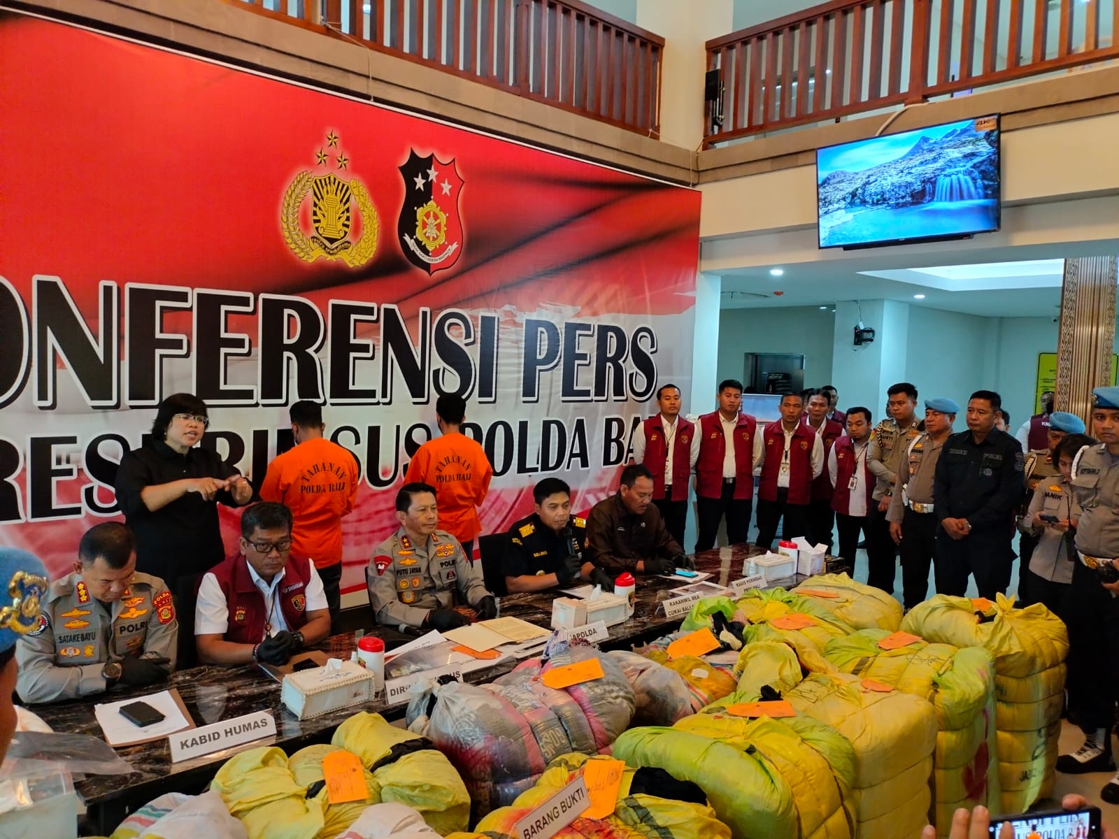 Konferensi pers di Polda Bali tentang kasus penyelundupan dan jual beli pakaian bekas.