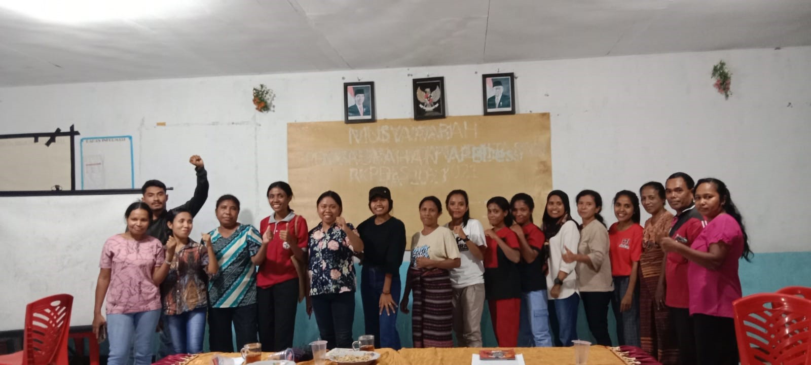 Pemuda, ibu PKK, ibu-ibu kelompok peka desa Kimakamak mengikut Diskusi Publik Hari Perempuan Internasional.