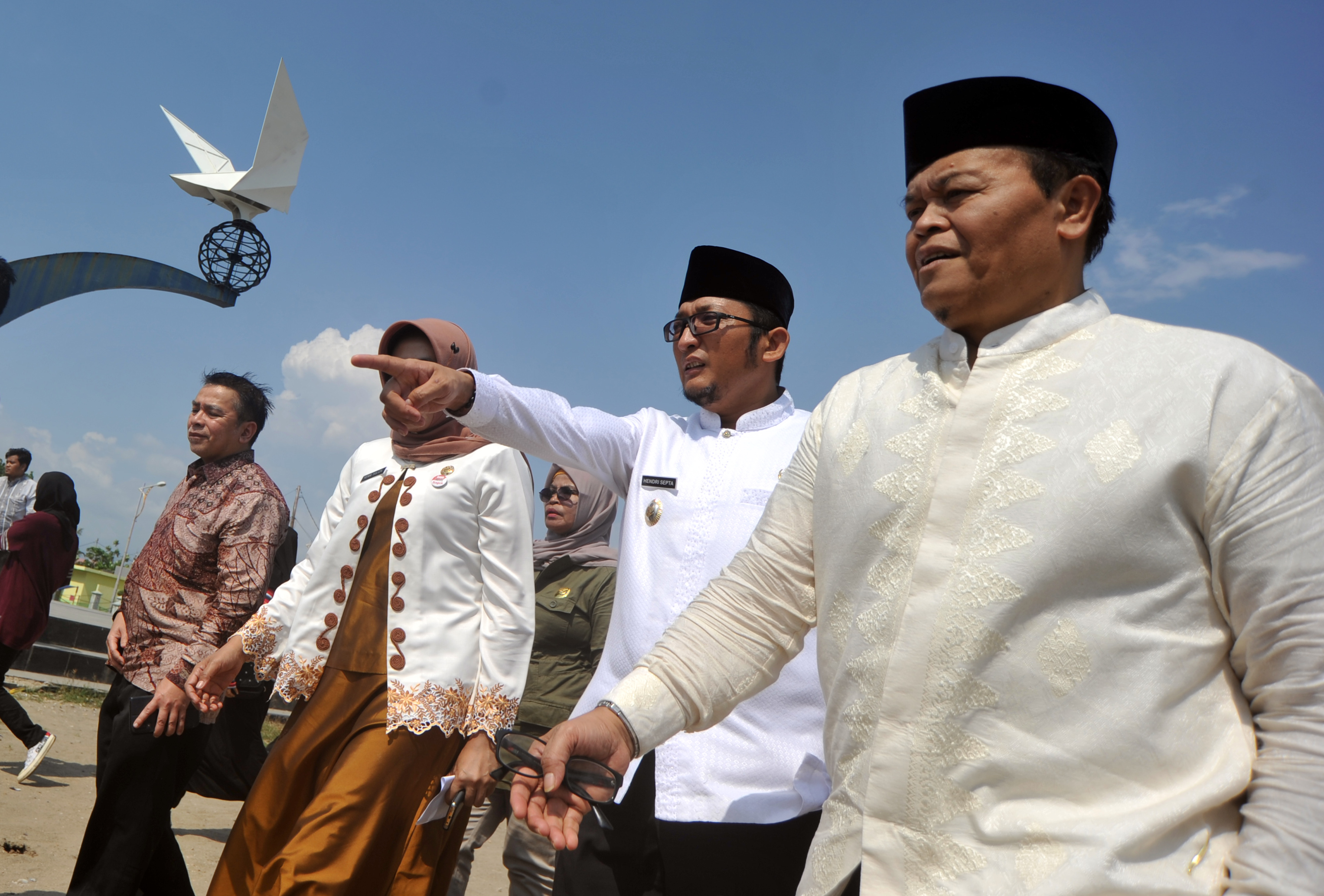 Wakil Ketua MPR Hidayat Nur Wahid (kanan) bersama Wakil Wali Kota Padang Hendri Septa (kedua kanan) 