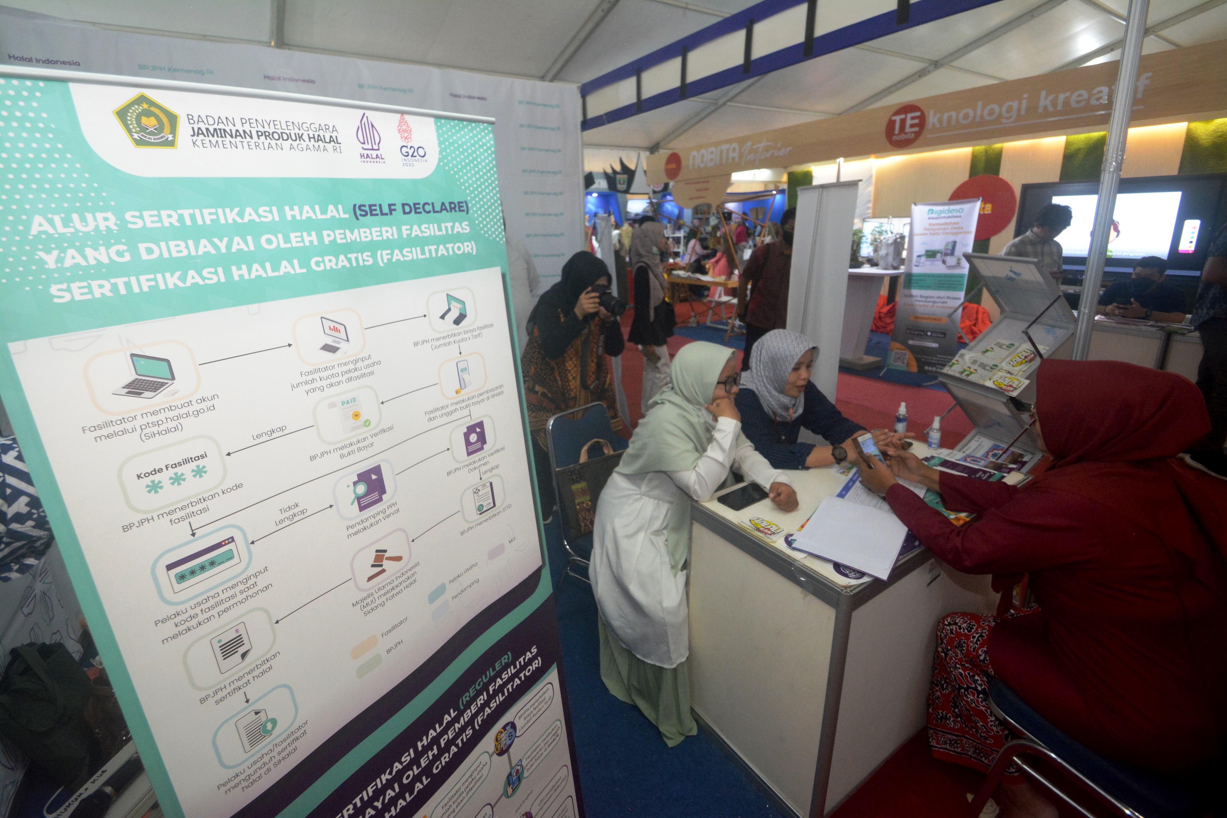 Petugas Kemenag Sumbar melayani pelaku UMKM yang ingin mendapatkan sertifikasi halal saat pameran UMKM i Padang, Sumbar, Jumat (30/03/2023)